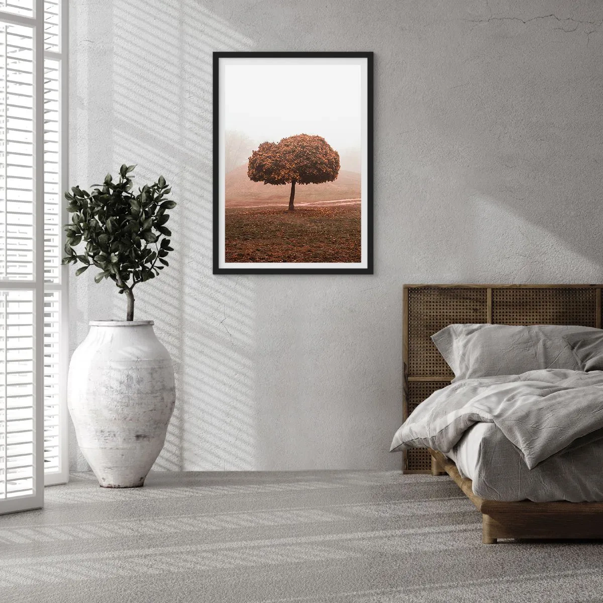 Poster în ramă neagră - Un copac singuratic în ceața de toamnă - 50x70cm - După o vară aglomerată - Decorațiune modernă pentru perete pentru living și dormitor ARTTOR