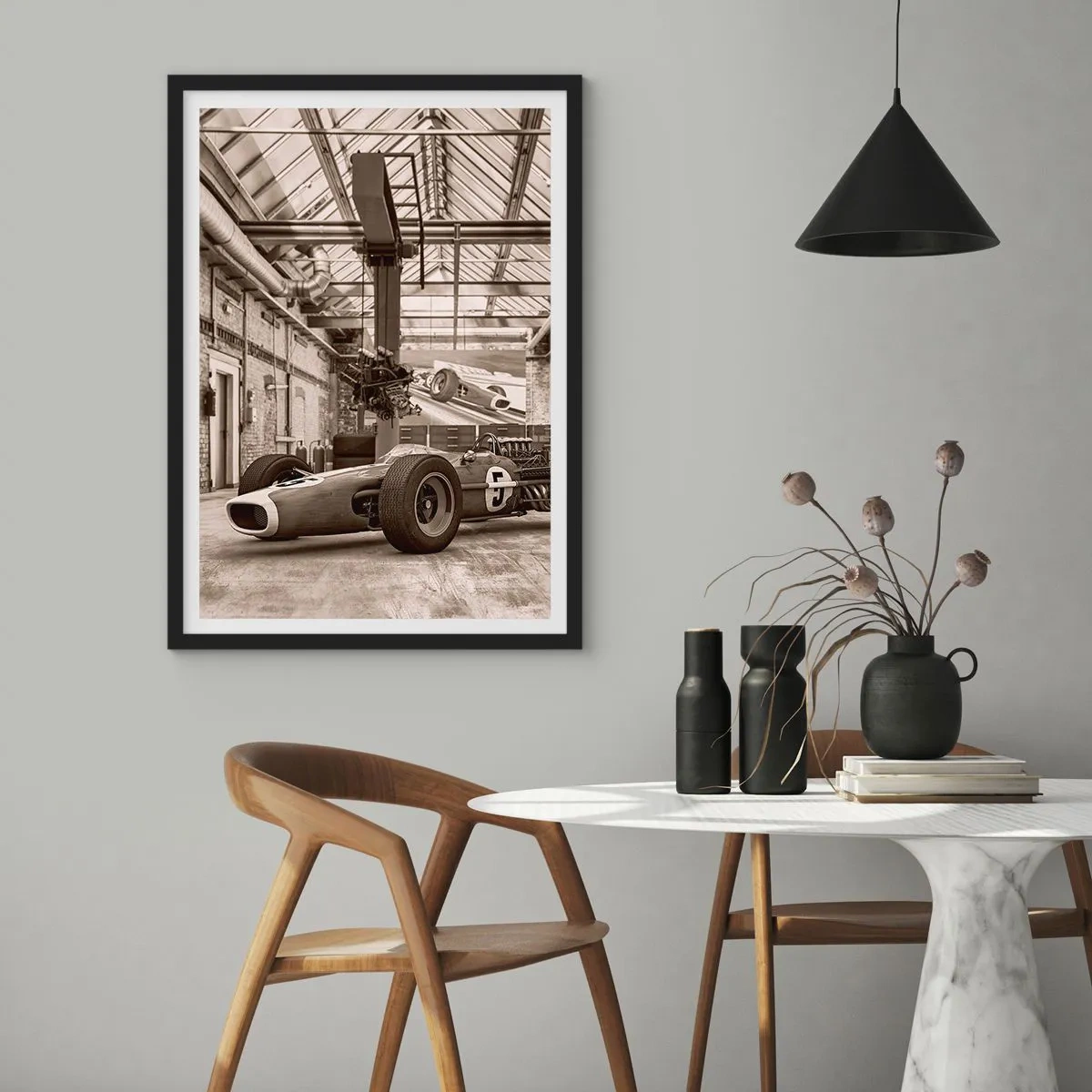 Poster în ramă neagră - Mașină de curse emblematică într-un interior industrial - 50x70cm - Odihna învingătorului - Decorațiune modernă pentru perete pentru living și dormitor ARTTOR