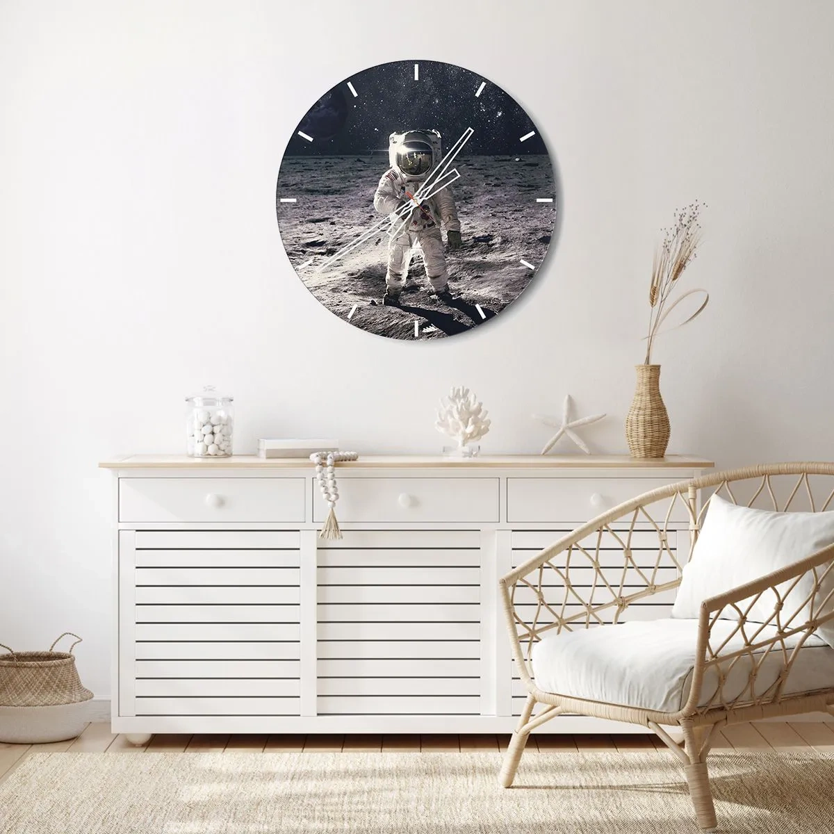Ceas de perete - Ceas pe sticlă - Astronautul pe suprafața lunară - 30x30cm - Salutări de pe Lună - Decorațiune modernă pentru perete pentru living, bucătărie și dormitor ARTTOR