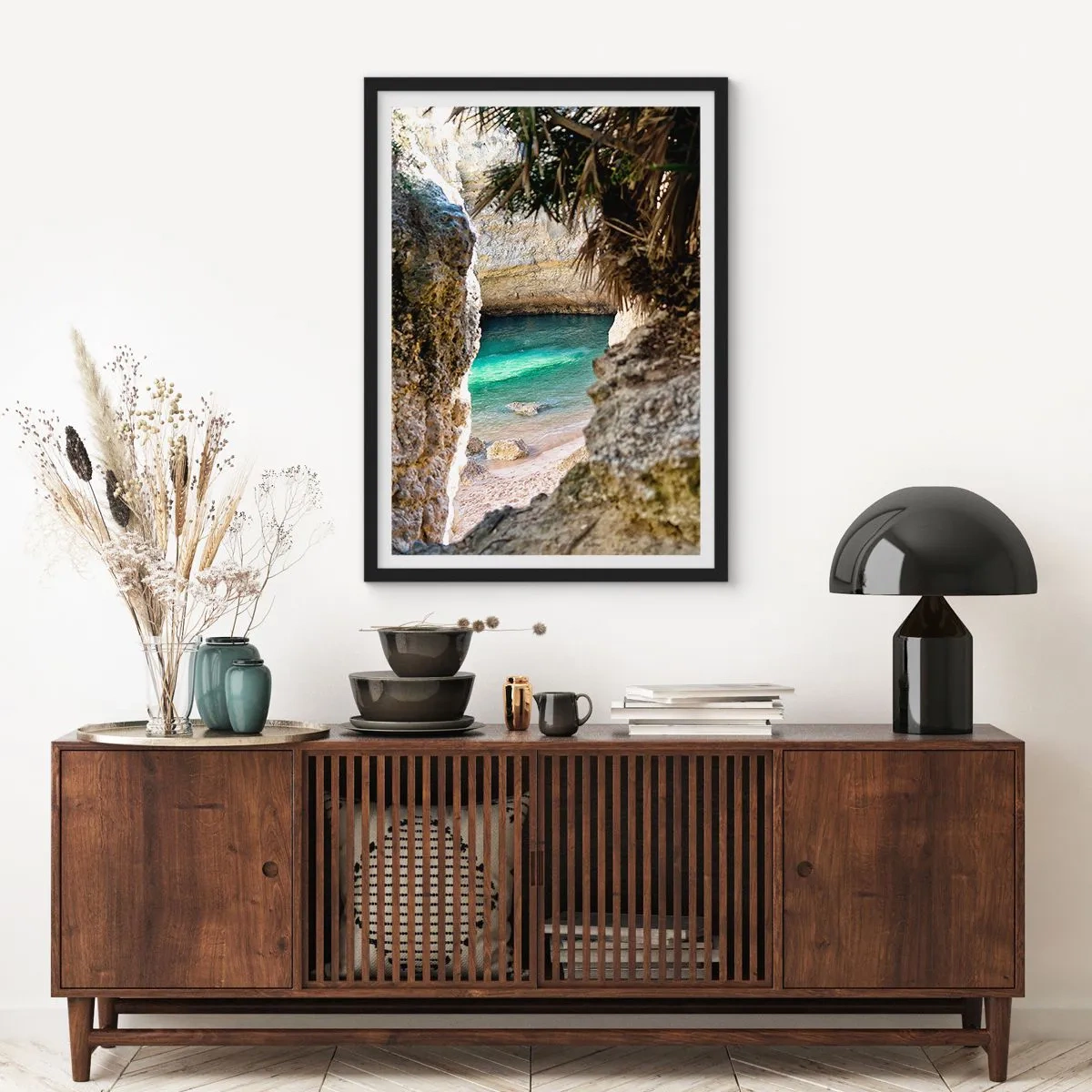 Poster în ramă neagră - Vedere a plajei ascunse printr-o crăpătură stâncoasă - 50x70cm - Golful turcoaz - Decorațiune modernă pentru perete pentru living și dormitor ARTTOR