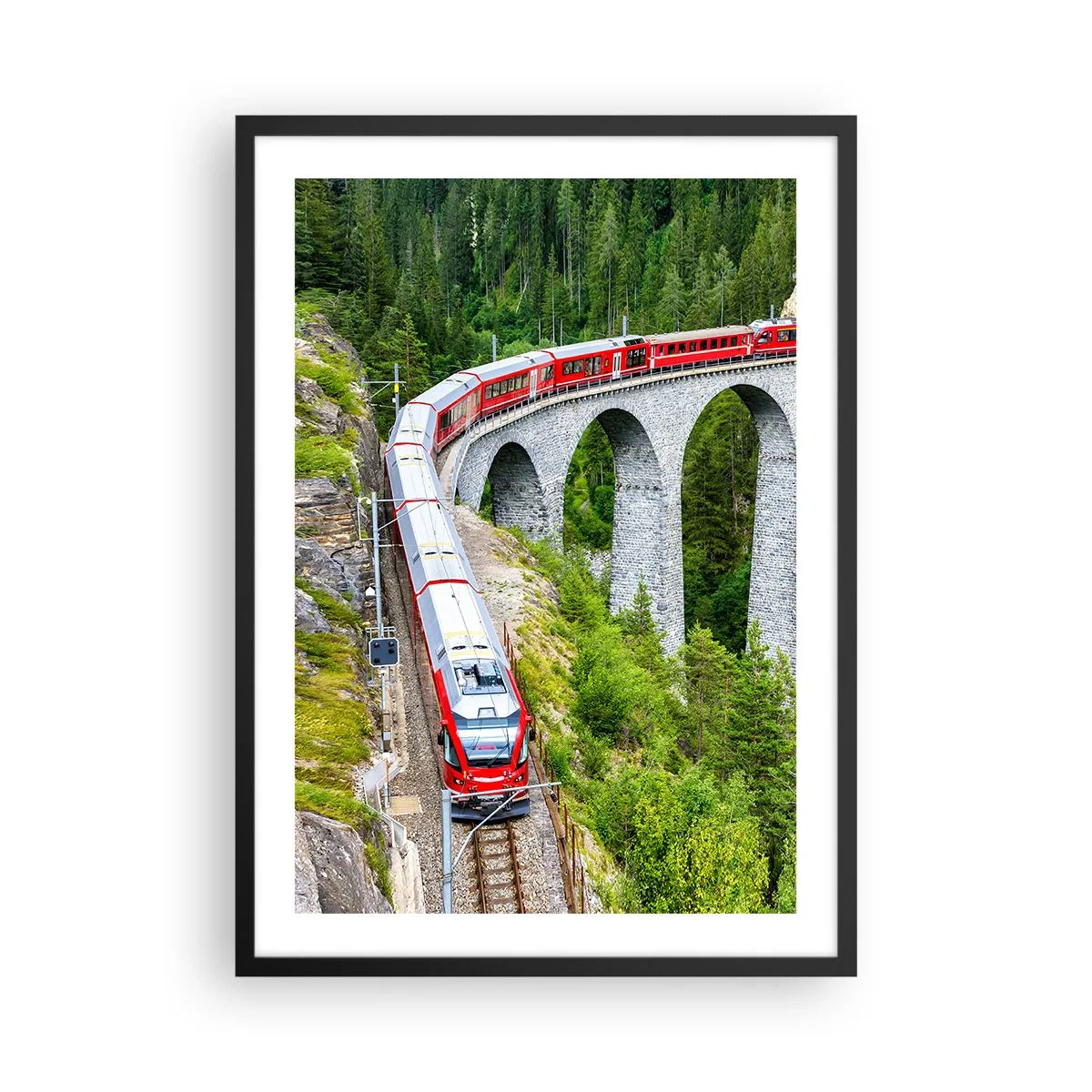 Poster în ramă neagră - Un tren roșu pe un viaduct înconjurat de o pădure verde - 50x70cm - Cu trenul prin munți - Decorațiune modernă pentru perete pentru living și dormitor ARTTOR