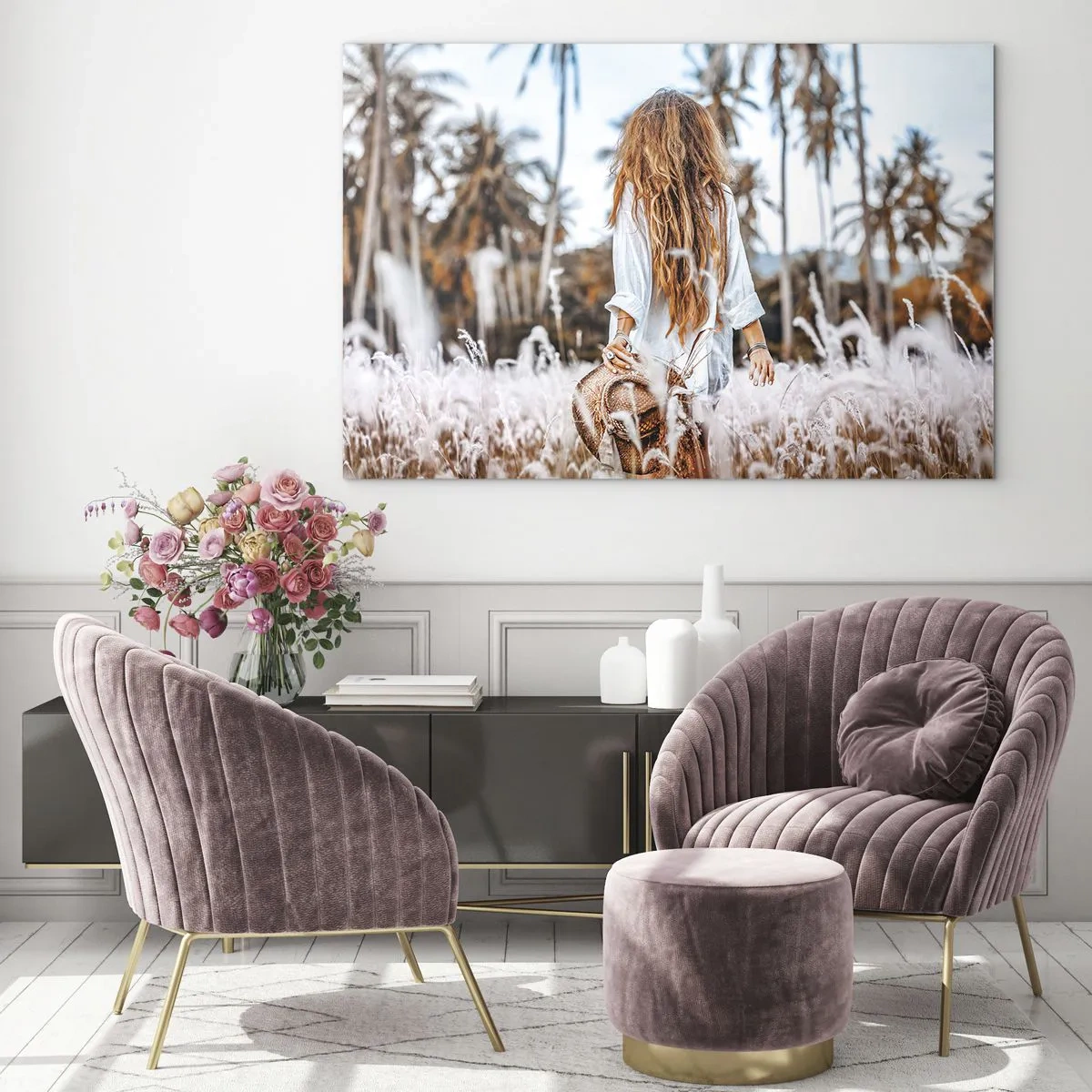 Tablou pe sticlă - O femeie în iarbă cu o pălărie în mână pe un fundal de palmieri - 70x50cm - Născută din puful de iarbă - Decorațiune modernă pentru perete pentru living și dormitor ARTTOR
