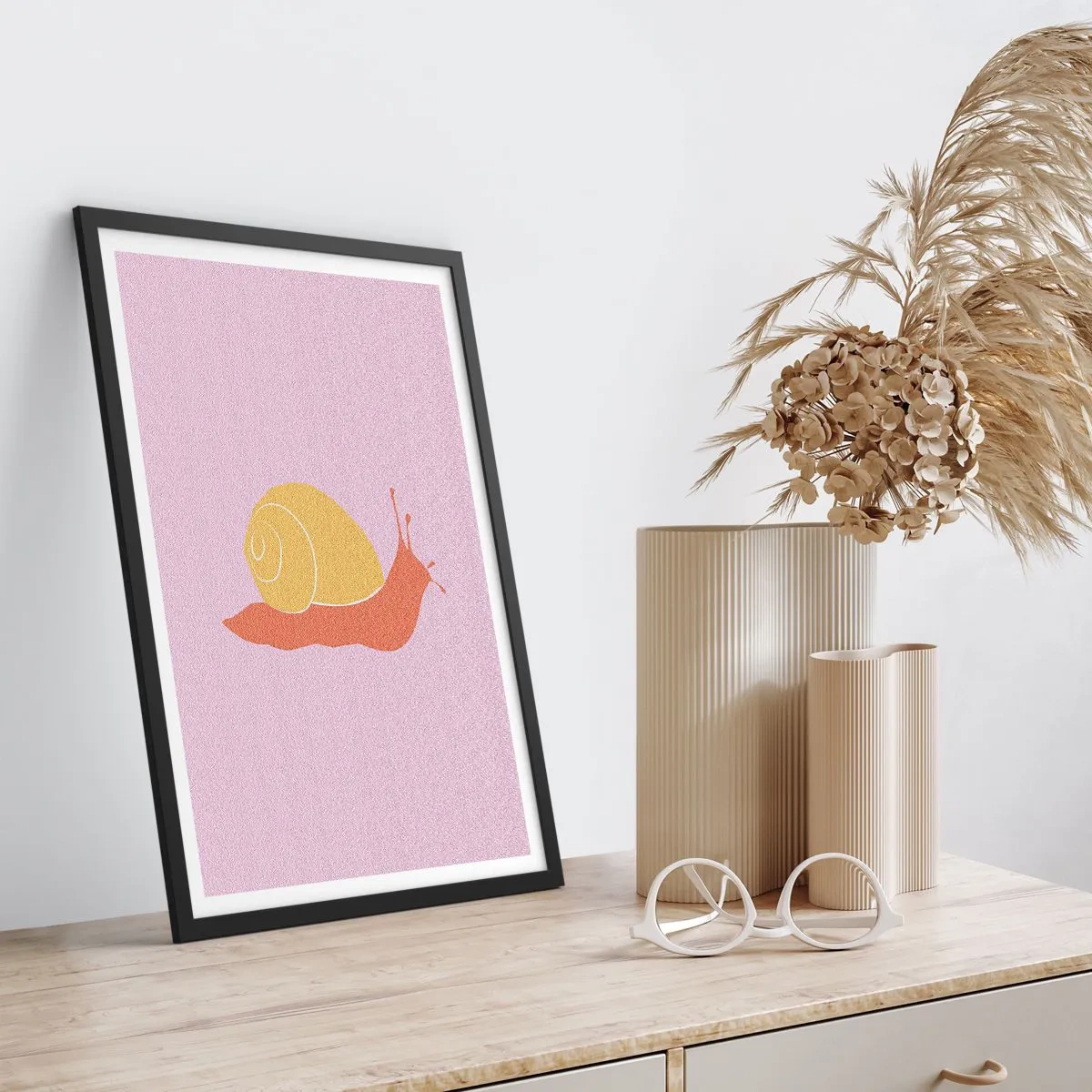 Poster în ramă neagră - Grafică minimalistă cu melc pe fundal pastel - 50x70cm - Nu e nicio grabă - Decorațiune modernă pentru perete pentru living și dormitor ARTTOR