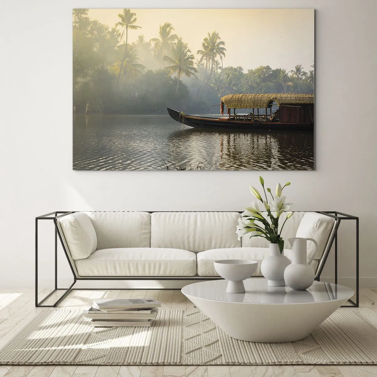 Tablou pe sticlă - O barcă pe un râu liniștit, înconjurată de palmieri dimineața - 70x50cm - Casă pe râu - Decorațiune modernă pentru perete pentru living și dormitor ARTTOR