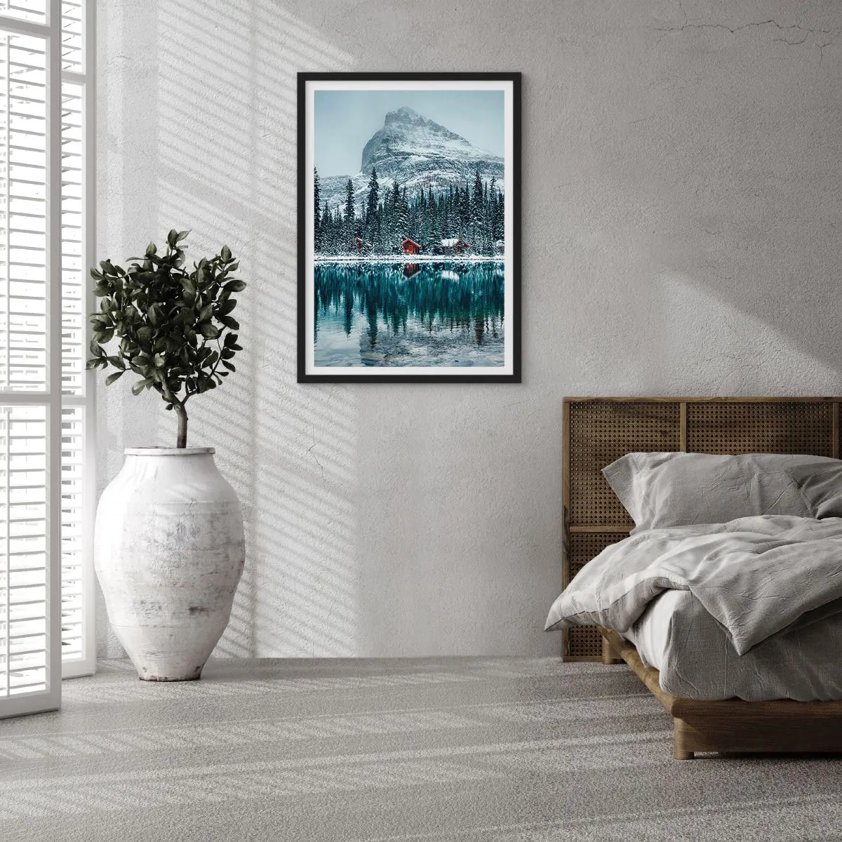 Poster în ramă neagră - Peisaj de iarnă cu căsuțe lângă lac și un munte în fundal - 50x70cm - Refugiu canadian - Decorațiune modernă pentru perete pentru living și dormitor ARTTOR