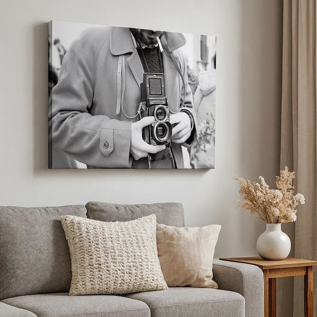 Tablou pe pânză Canvas - Fotografie alb-negru a unui bărbat cu un aparat foto retro - 70x50cm - În stilul retro - Decorațiune modernă pentru perete pentru living și dormitor ARTTOR
