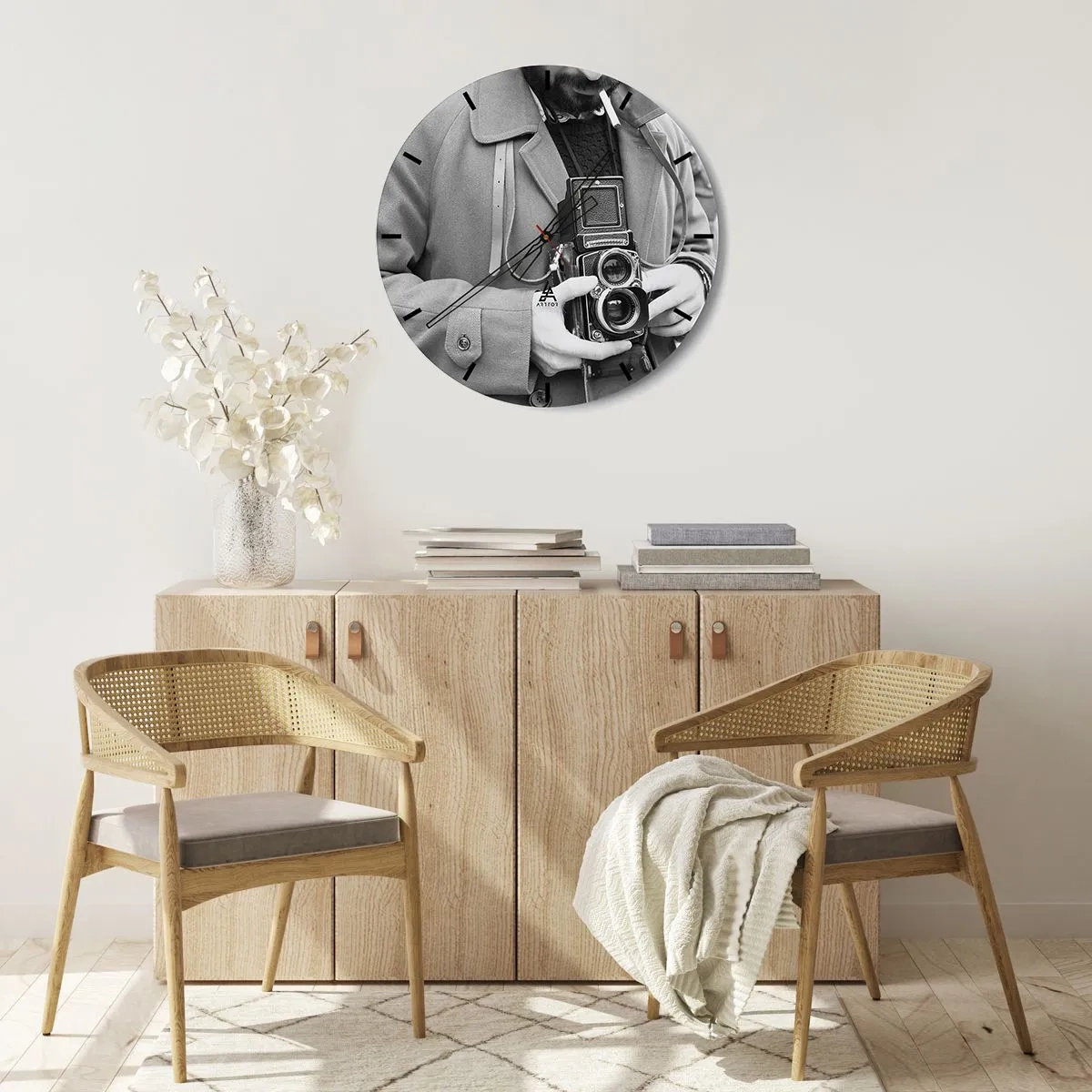 Ceas de perete - Ceas pe sticlă - Bărbat cu o cameră analogică retro - 30x30cm - În stilul retro - Decorațiune modernă pentru perete pentru living, bucătărie și dormitor ARTTOR