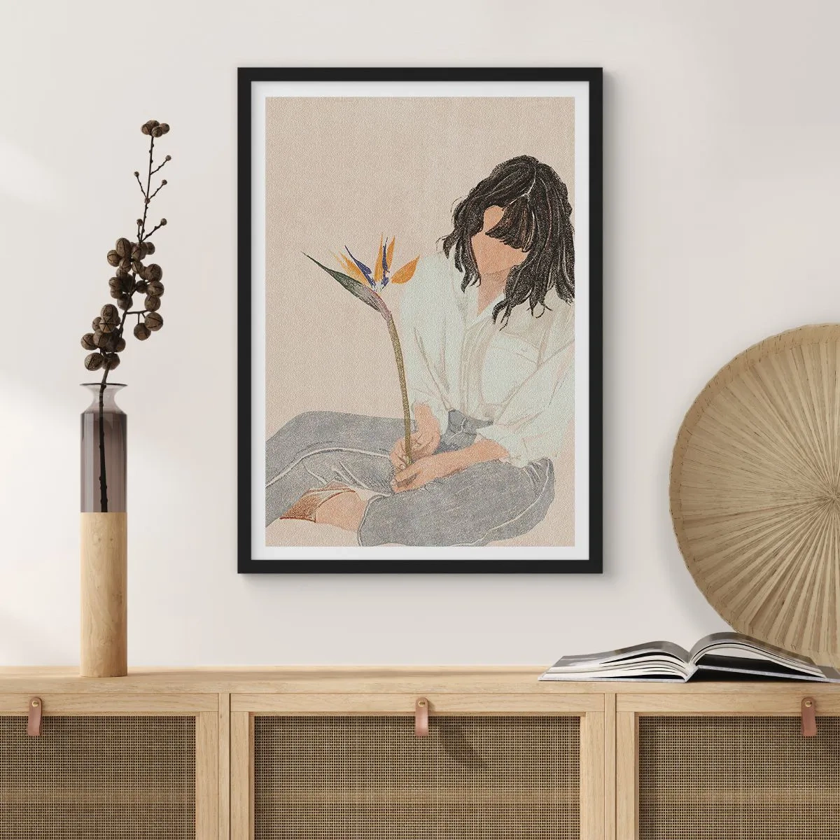 Poster în ramă neagră - Portretul unei femei care ține în mână o floare exotică, cu o atingere delicată de culoare - 50x70cm - Portret cu o floare exotică - Decorațiune modernă pentru perete pentru living și dormitor ARTTOR
