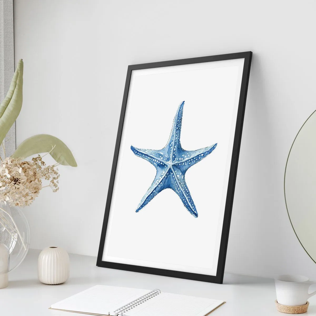 Poster în ramă neagră - Stea de mare albastră pe fundal alb - 50x70cm - Steaua mării - Decorațiune modernă pentru perete pentru living și dormitor ARTTOR