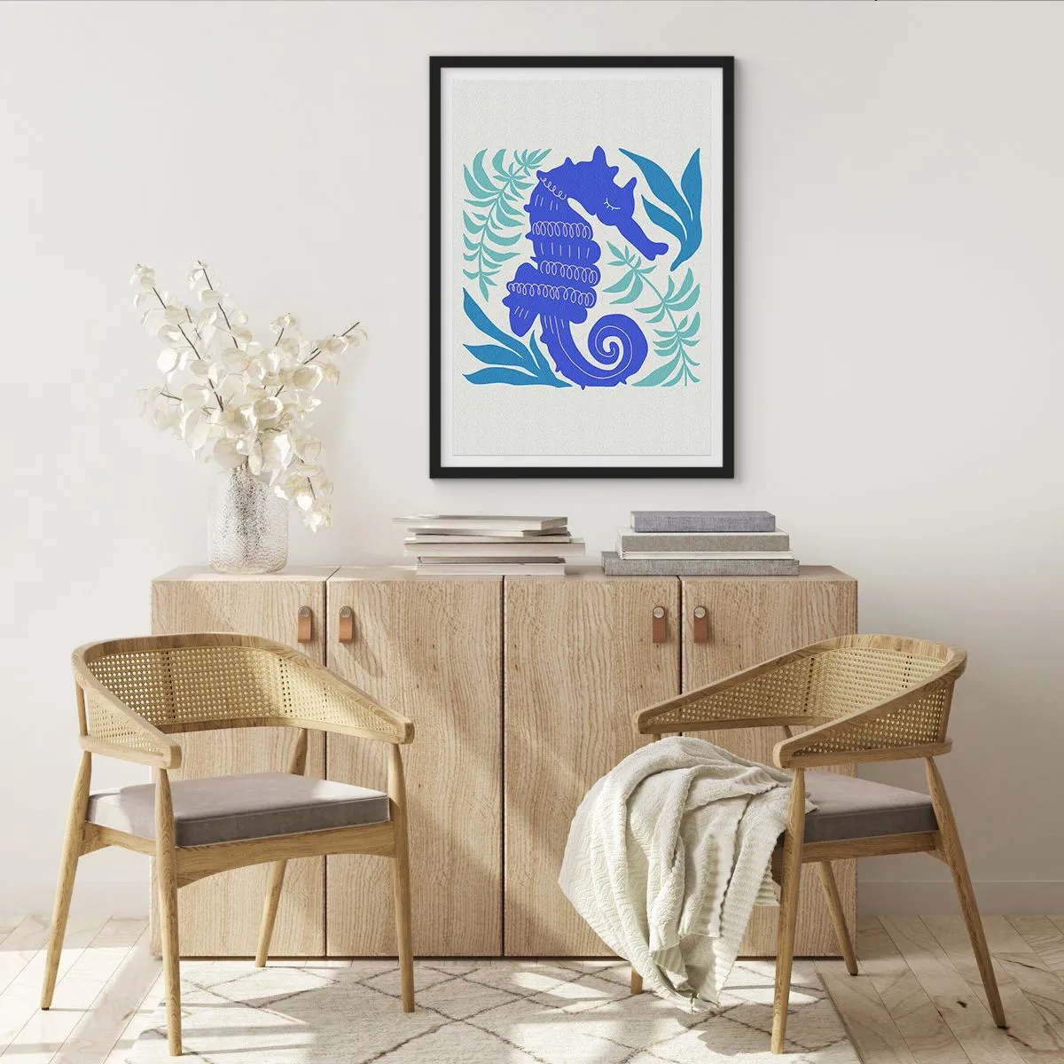 Poster în ramă neagră - Un căluț de mare stilizat înconjurat de vegetație. - 50x70cm - Pe o pajiște subacvatică - Decorațiune modernă pentru perete pentru living și dormitor ARTTOR