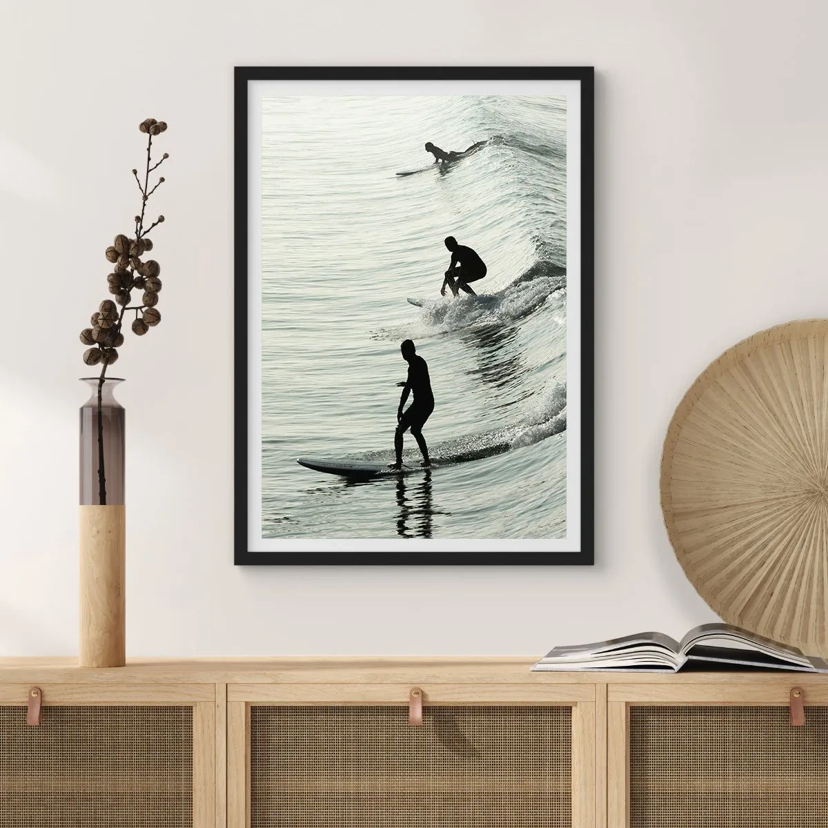 Poster în ramă neagră - Trei surferi care călăresc valurile într-un stil monocromatic - 50x70cm - Pentru a întâmpina valul - Decorațiune modernă pentru perete pentru living și dormitor ARTTOR