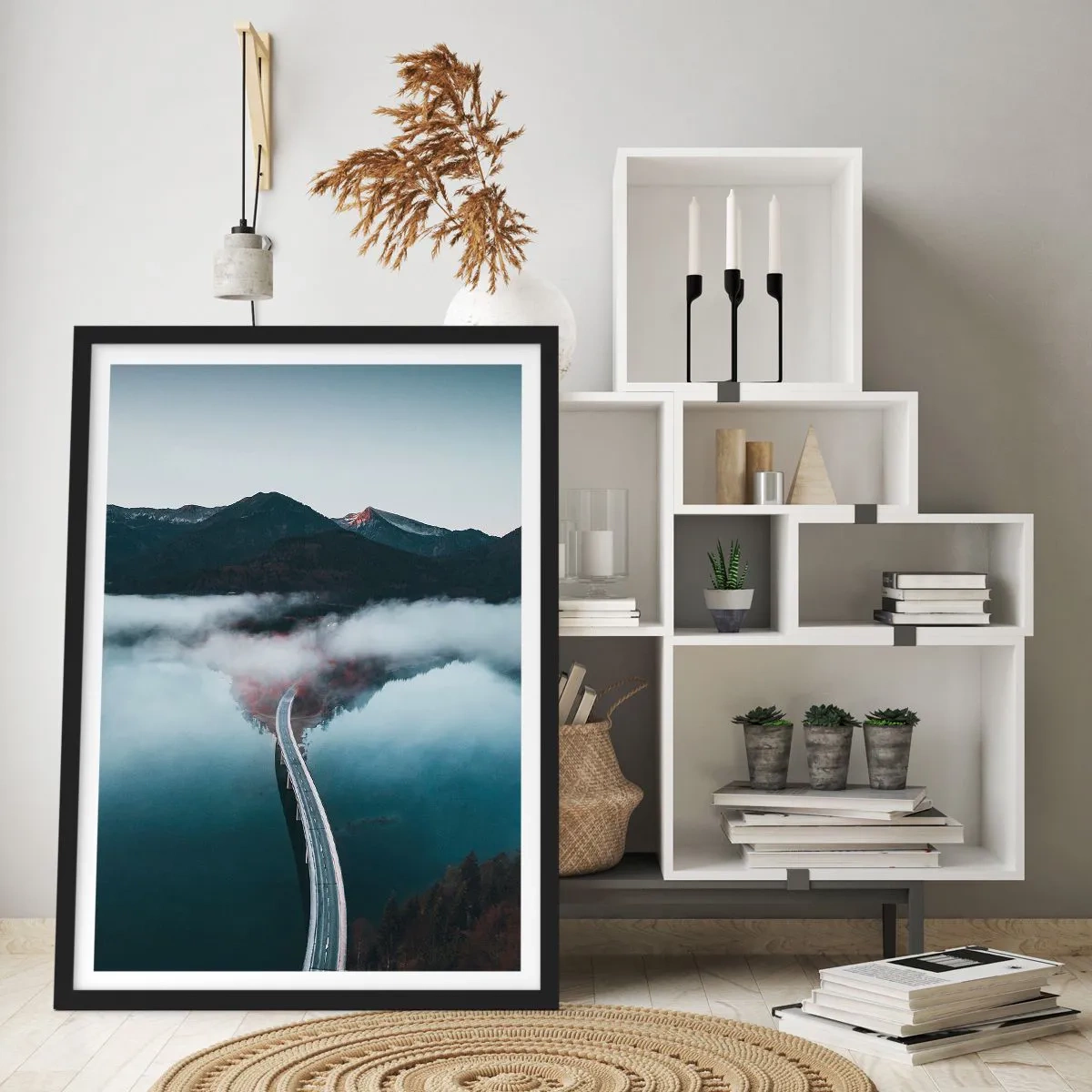 Poster în ramă neagră - Un pod peste un lac liniștit, reflectând munții din fundal. - 50x70cm - Peste o apă netedă ca o oglindă - Decorațiune modernă pentru perete pentru living și dormitor ARTTOR