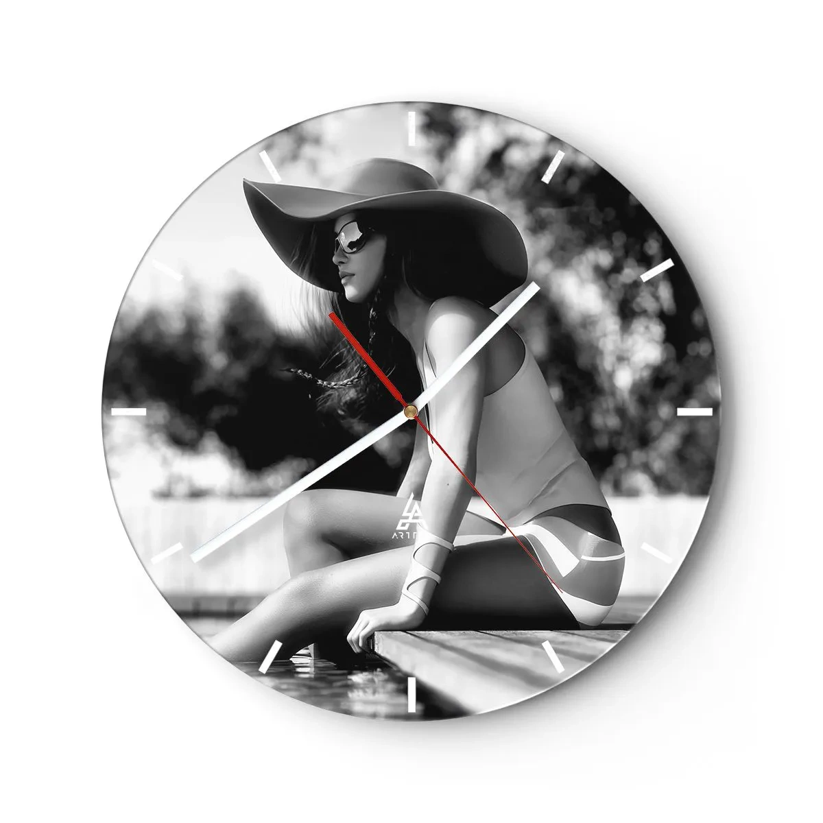 Ceas de perete - Ceas pe sticlă - Portret de femeie elegantă cu pălărie și ochelari de soare lângă piscină - 30x30cm - Vis de vară - Decorațiune modernă pentru perete pentru living, bucătărie și dormitor ARTTOR