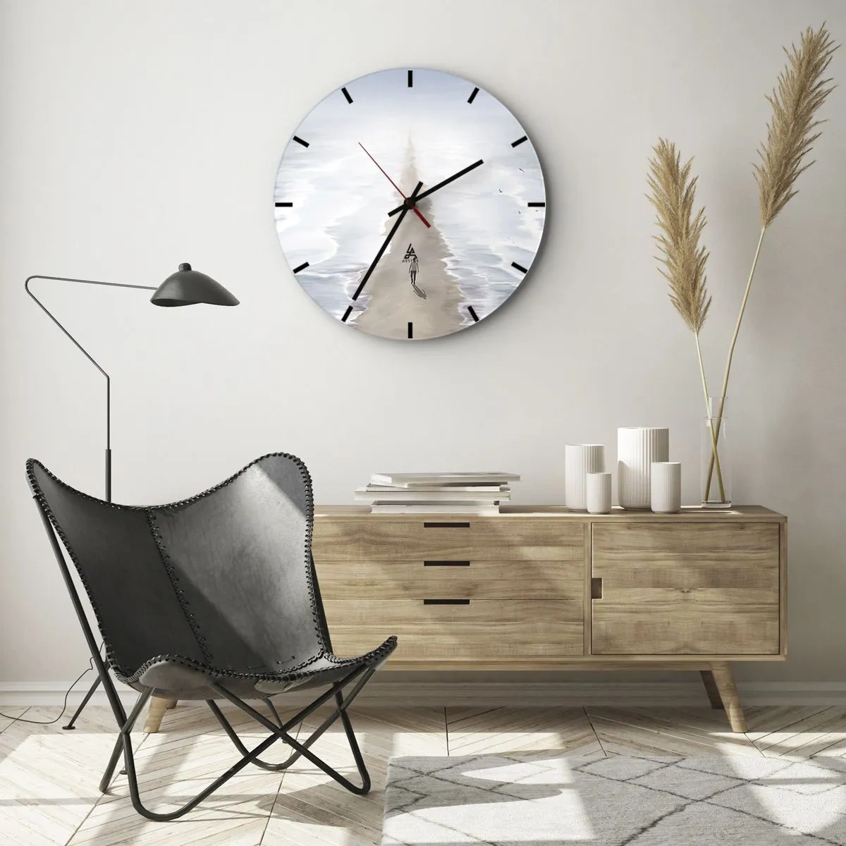 Ceas de perete - Ceas pe sticlă - O siluetă mergând singură prin apă pe o cărare nisipoasă spre orizont. - 30x30cm - Un viitor luminos - Decorațiune modernă pentru perete pentru living, bucătărie și dormitor ARTTOR