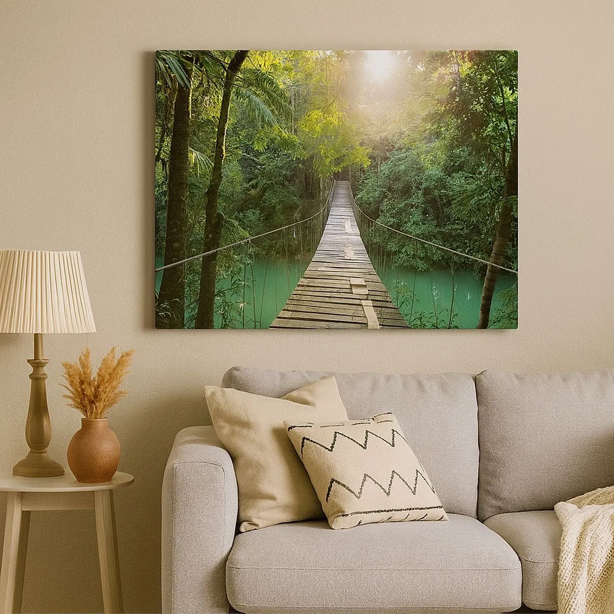 Tablou pe pânză Canvas - Un pod suspendat într-o pădure tropicală iluminat de lumina soarelui. - 70x50cm - Peste apa de azur spre pădurea de azur - Decorațiune modernă pentru perete pentru living și dormitor ARTTOR