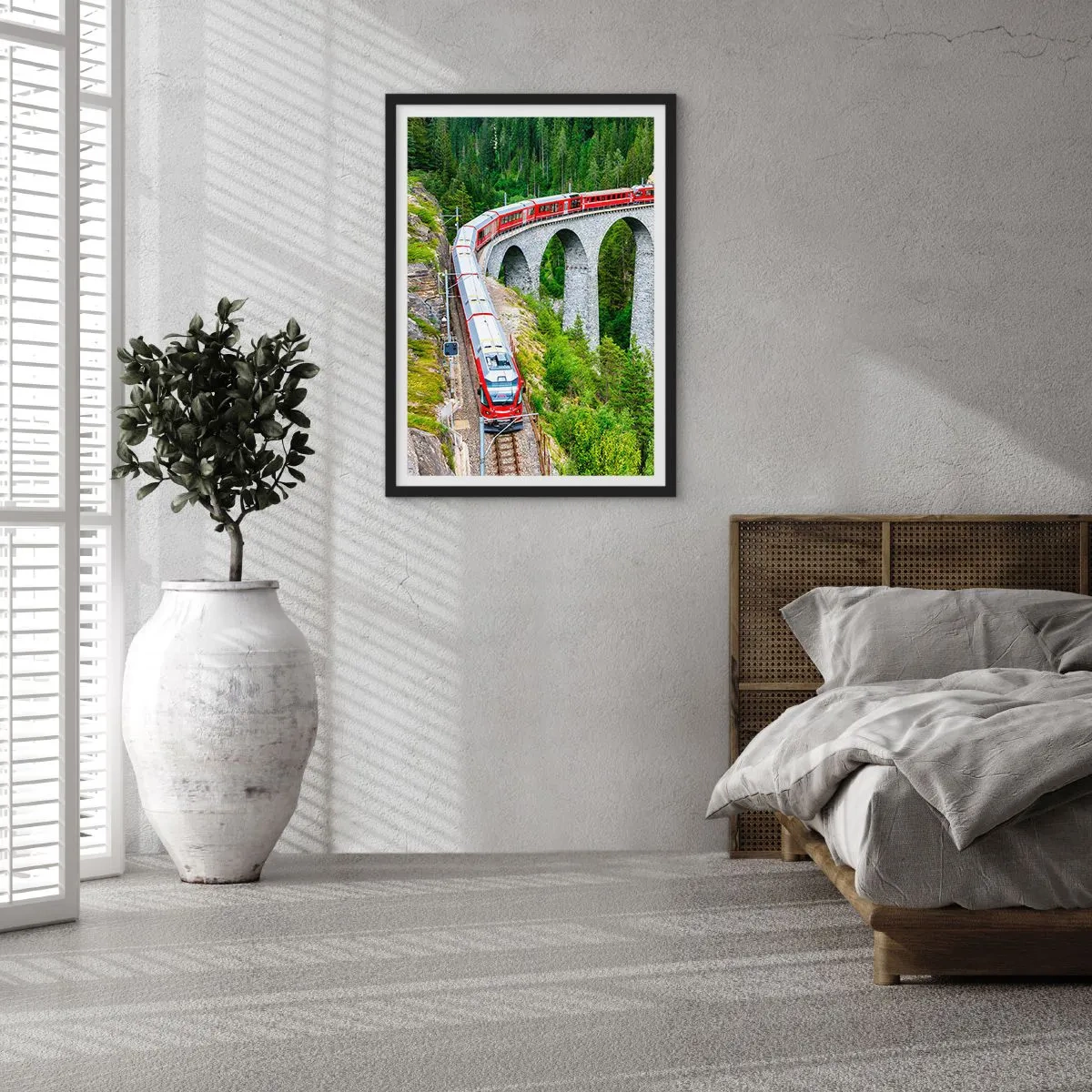 Poster în ramă neagră - Un tren roșu pe un viaduct înconjurat de o pădure verde - 50x70cm - Cu trenul prin munți - Decorațiune modernă pentru perete pentru living și dormitor ARTTOR