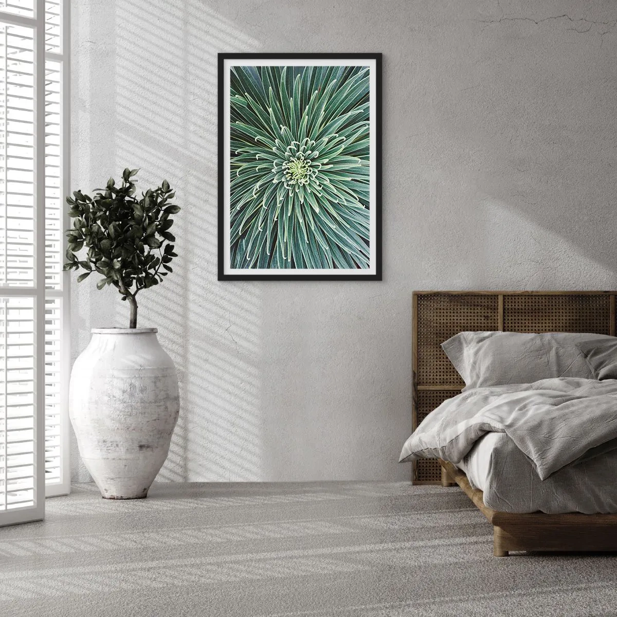 Poster în ramă neagră - Prim-plan al unei plante verzi cu frunze simetrice. - 50x70cm - Nașterea unei stele - Decorațiune modernă pentru perete pentru living și dormitor ARTTOR