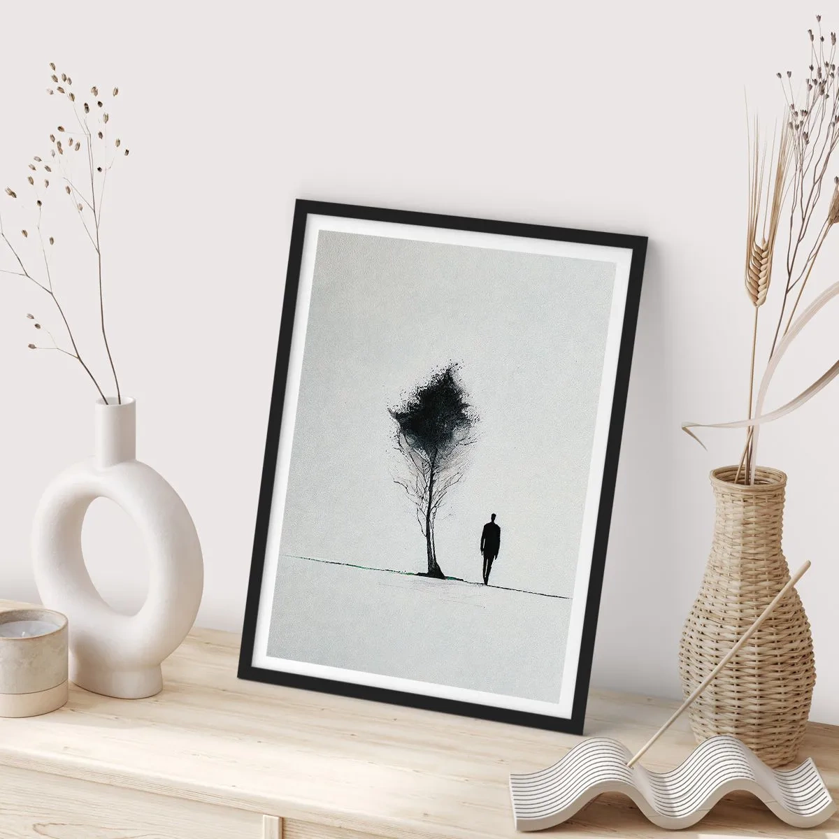 Poster în ramă neagră - O siluetă minimalistă și un copac singuratic - 50x70cm - Noi toți rătăcim - Decorațiune modernă pentru perete pentru living și dormitor ARTTOR