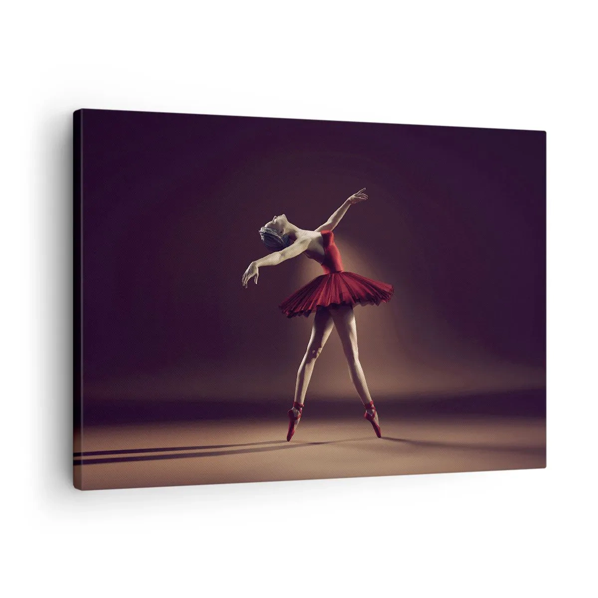 Tablou pe pânză Canvas - O dansatoare de balet într-o rochie roșie pe fundalul unei scene - 70x50cm - Prima balerină - Decorațiune modernă pentru perete pentru living și dormitor ARTTOR