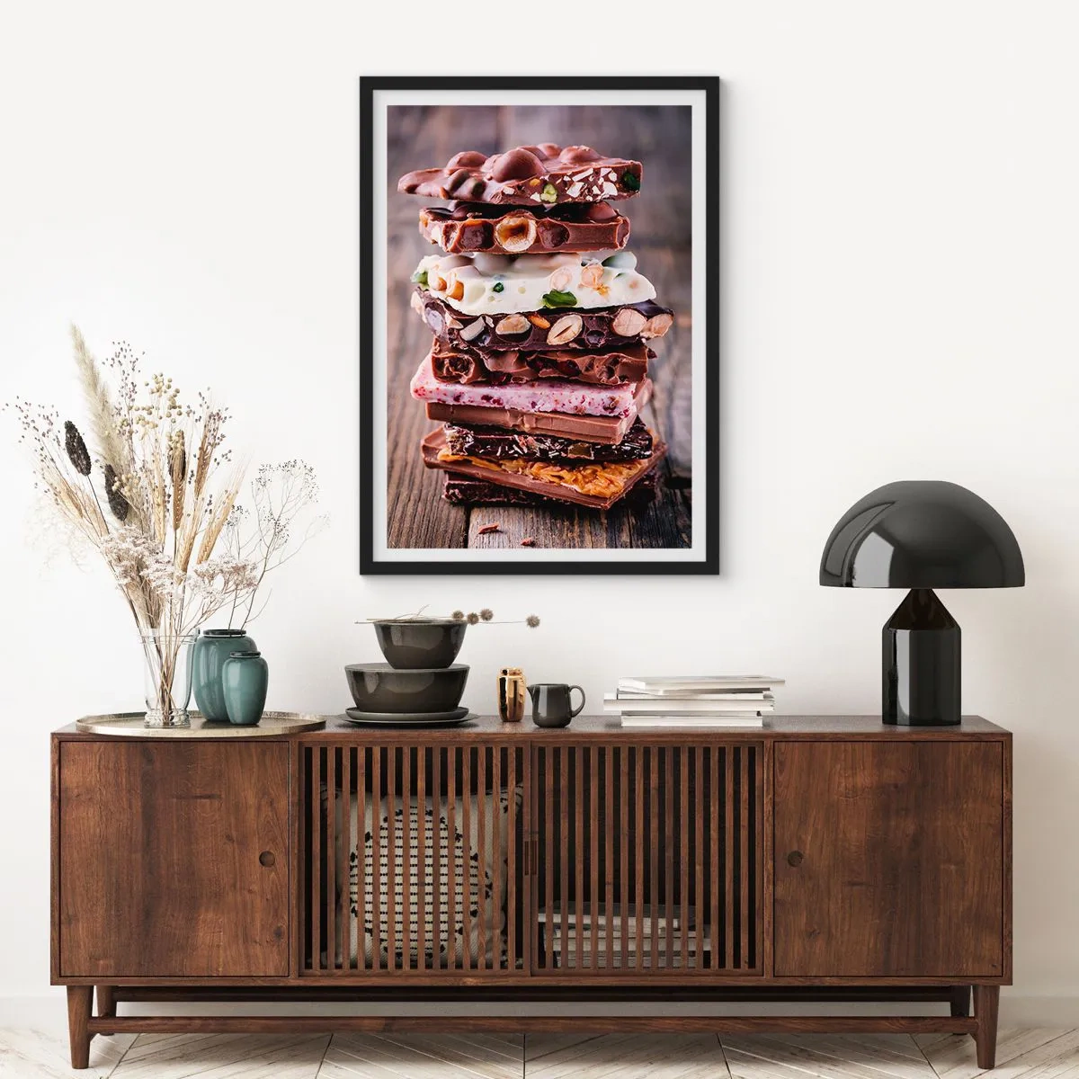 Poster în ramă neagră - O stivă de batoane de ciocolată cu nuci și fructe - 50x70cm - O perspectivă încântătoare - Decorațiune modernă pentru perete pentru living și dormitor ARTTOR