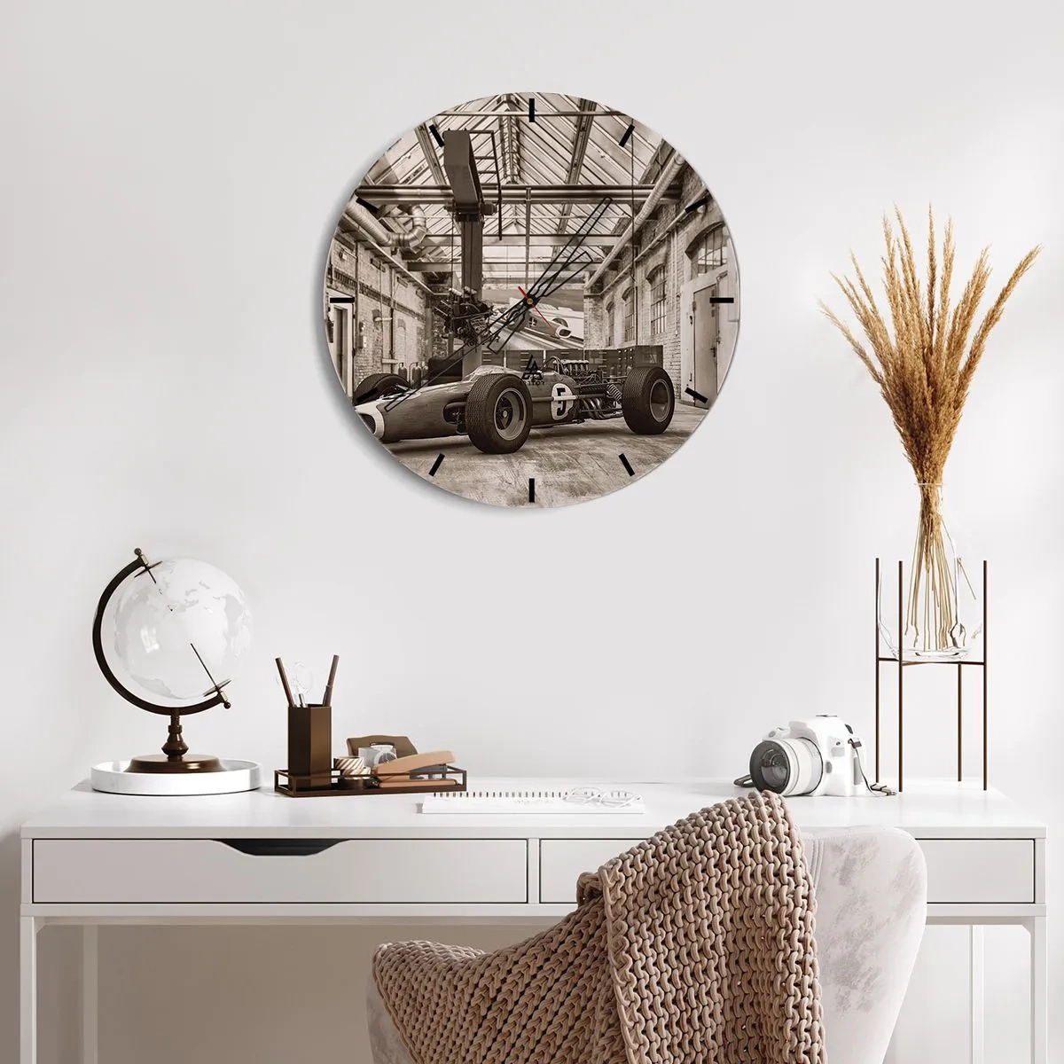 Ceas de perete - Ceas pe sticlă - O mașină de curse clasică într-o veche hală industrială - 30x30cm - Odihna învingătorului - Decorațiune modernă pentru perete pentru living, bucătărie și dormitor ARTTOR