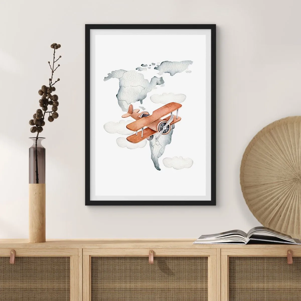 Poster în ramă neagră - Un biplan deasupra unei hărți a lumii în nori - 50x70cm - În spirit de pionierat - Decorațiune modernă pentru perete pentru living și dormitor ARTTOR
