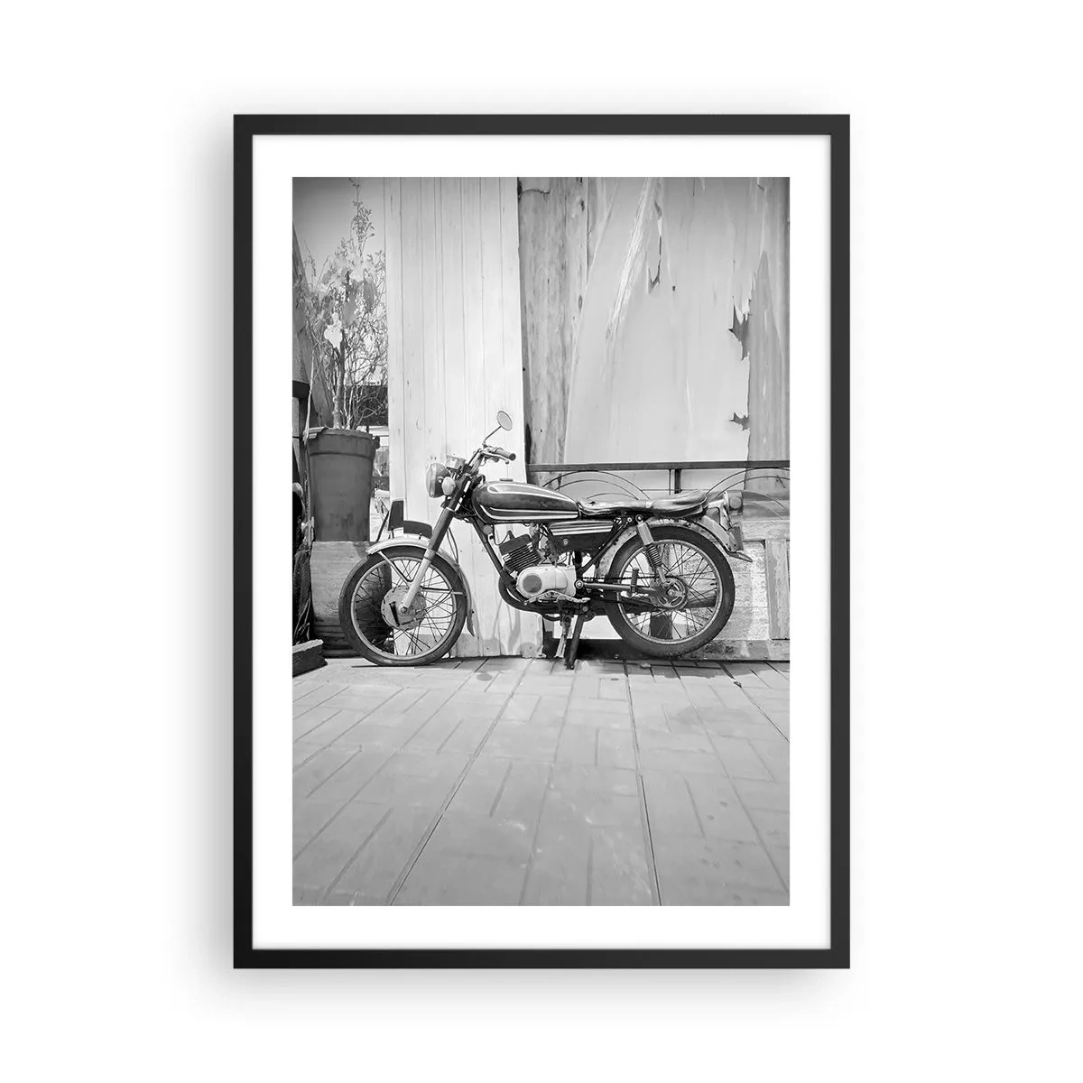 Poster în ramă neagră - Motocicletă retro pe un perete de lemn - 50x70cm - Clasicul înainte de toate - Decorațiune modernă pentru perete pentru living și dormitor ARTTOR