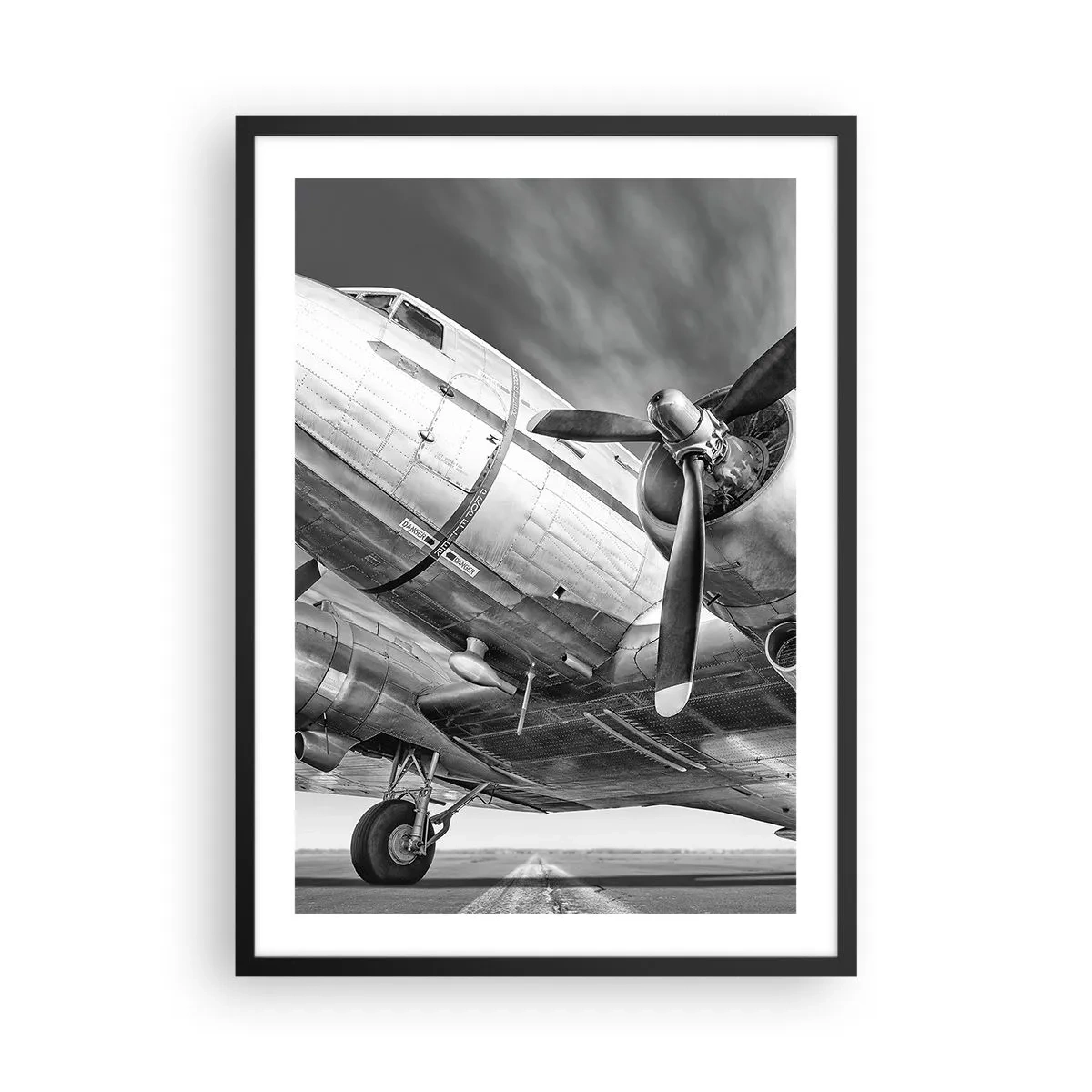 Poster în ramă neagră - O fotografie alb-negru de aproape a unui avion clasic. - 50x70cm - Întotdeauna gata de zbor - Decorațiune modernă pentru perete pentru living și dormitor ARTTOR