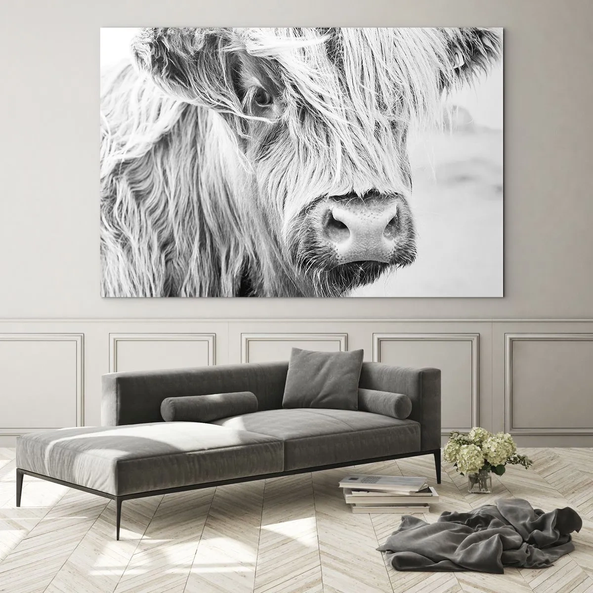 Tablou pe sticlă - Prim-plan al unei vite scoțiene cu păr lung, în alb și negru - 70x50cm - Sălbăticie scoțiană - Decorațiune modernă pentru perete pentru living și dormitor ARTTOR
