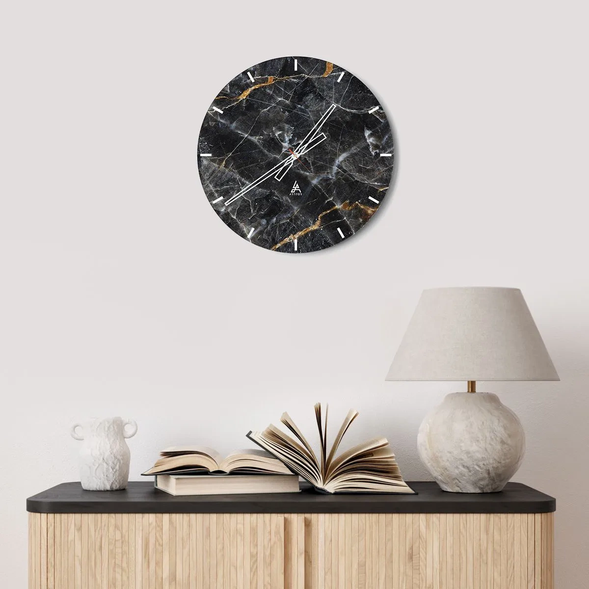 Ceas de perete - Ceas pe sticlă - Structură din marmură neagră cu vene luminoase și aurii - 30x30cm - Viața interioară a unei pietre - Decorațiune modernă pentru perete pentru living, bucătărie și dormitor ARTTOR