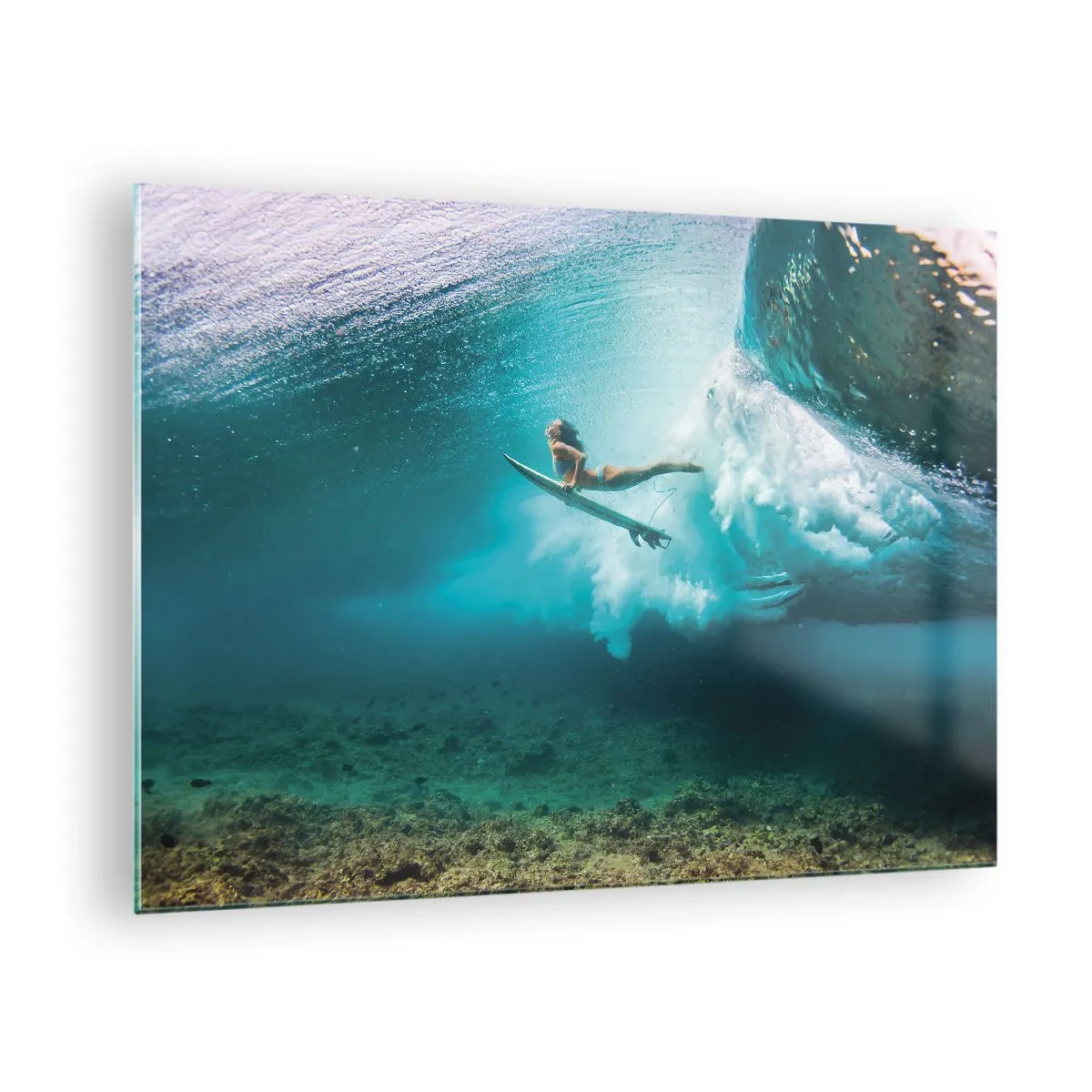Tablou pe sticlă - Surfer sub apă printre valuri cu o placă de surf - 70x50cm - Lumea subacvatică - Decorațiune modernă pentru perete pentru living și dormitor ARTTOR