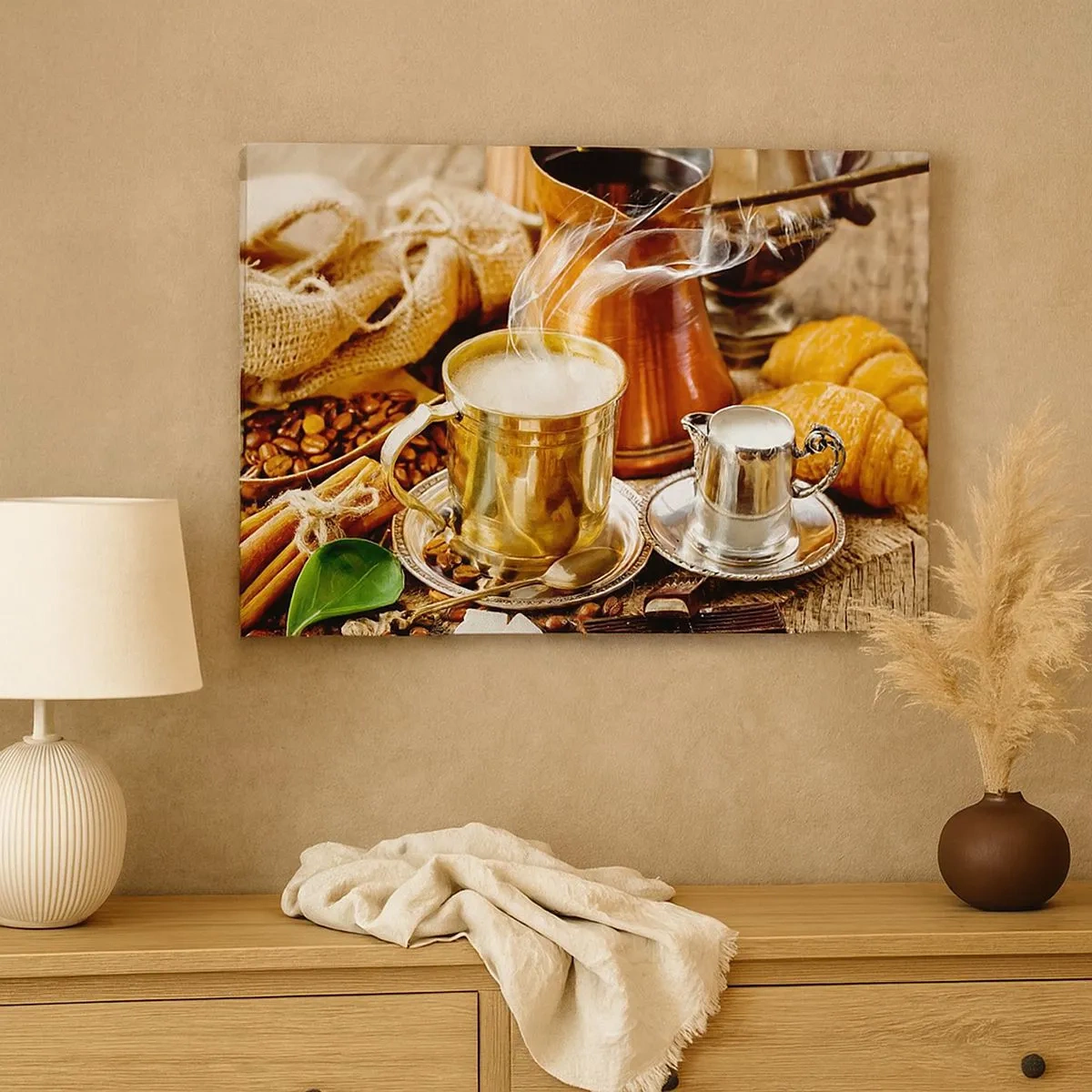 Tablou pe pânză Canvas - O cană de cafea aurie înconjurată de boabe, ulcioare și croissante - 70x50cm - O zi bună! - Decorațiune modernă pentru perete pentru living și dormitor ARTTOR