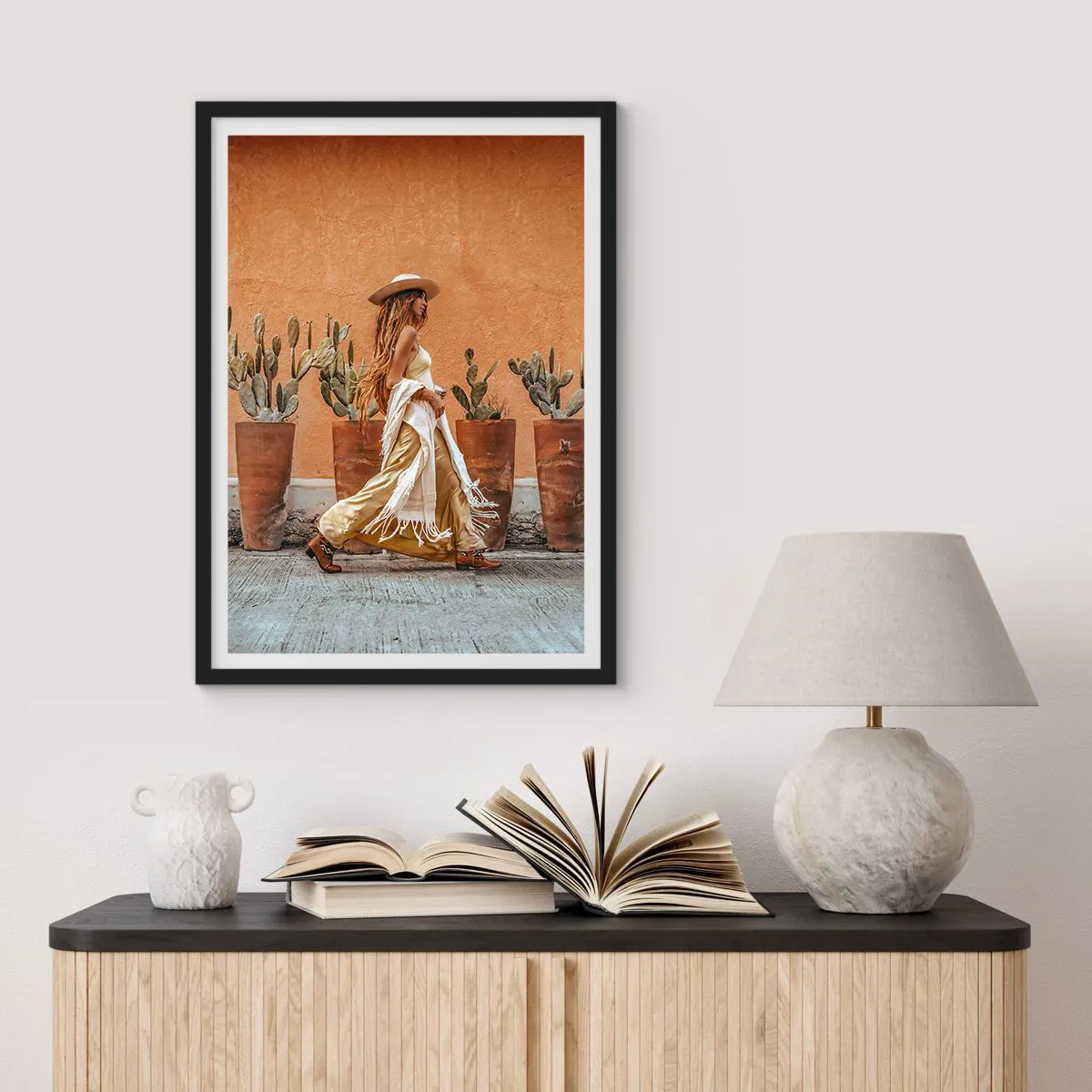 Poster în ramă neagră - Femeie elegantă cu pălărie pe un fundal de cactuși - 50x70cm - În stilul hippie - Decorațiune modernă pentru perete pentru living și dormitor ARTTOR