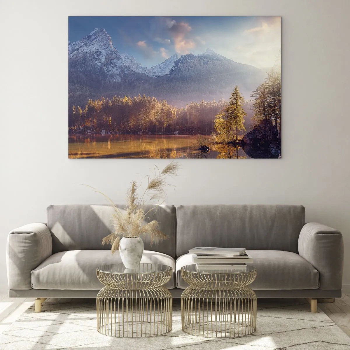 Tablou pe sticlă - Lumină aurie a dimineții peste un lac de munte înconjurat de pădure - 70x50cm - La munte și la deal - Decorațiune modernă pentru perete pentru living și dormitor ARTTOR