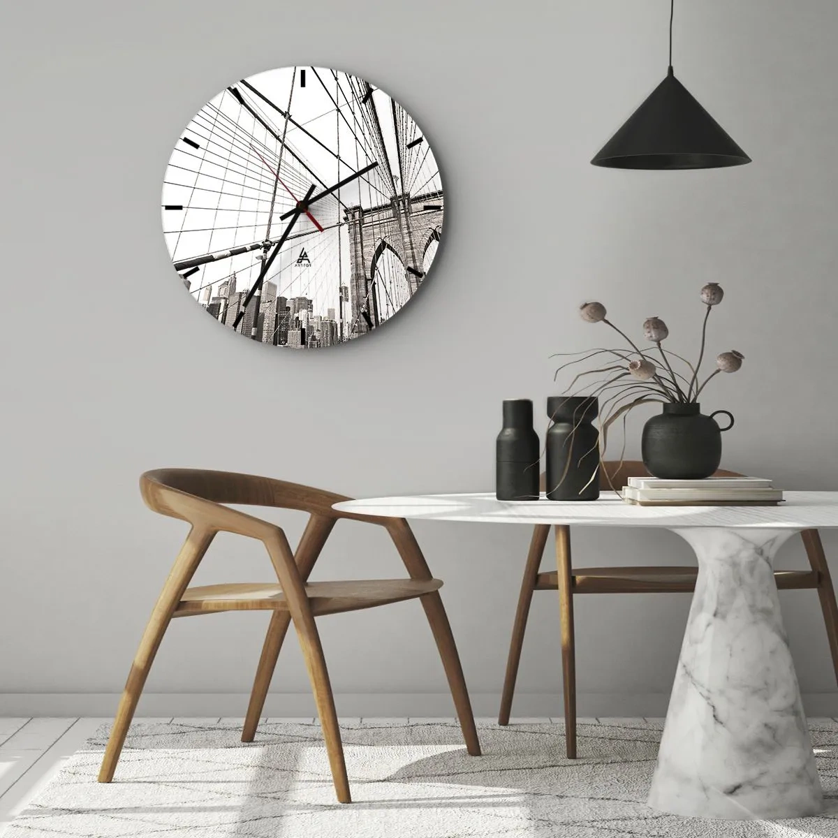 Ceas de perete - Ceas pe sticlă - O imagine a unui pod de frânghie cu orizontul orașului în fundal, în nuanțe de gri. - 30x30cm - Catedrala din New York - Decorațiune modernă pentru perete pentru living, bucătărie și dormitor ARTTOR