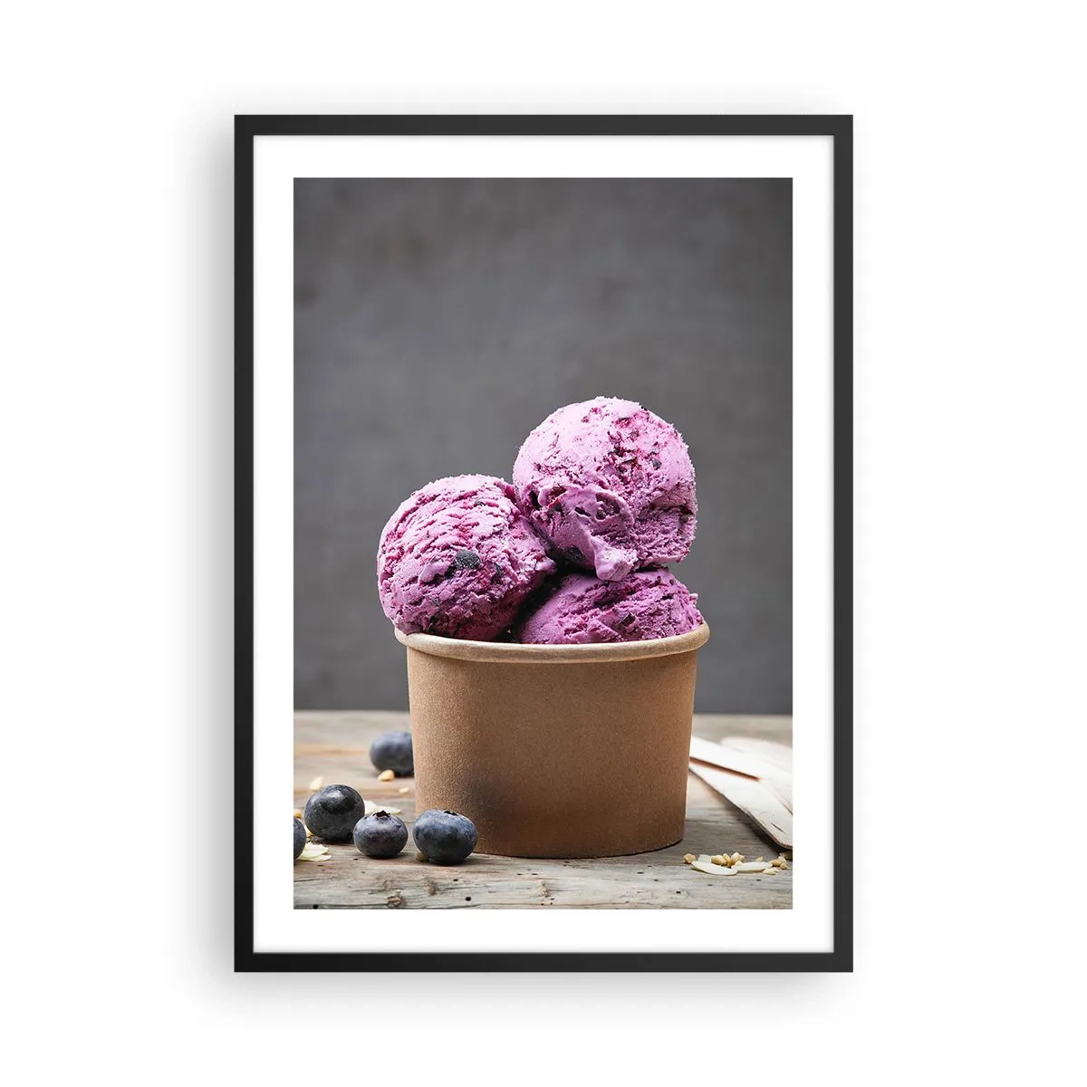 Poster în ramă neagră - Cupe de înghețată de afine într-un pahar de hârtie - 50x70cm - Dulce și rece - Decorațiune modernă pentru perete pentru living și dormitor ARTTOR