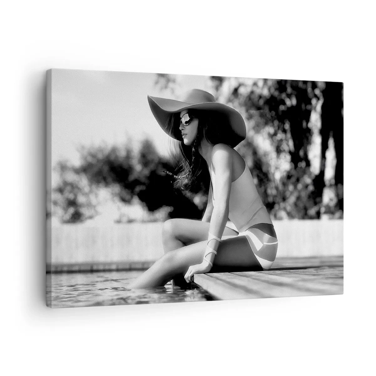 Tablou pe pânză Canvas - Femeie cu pălărie lângă piscină, în alb și negru - 70x50cm - Vis de vară - Decorațiune modernă pentru perete pentru living și dormitor ARTTOR