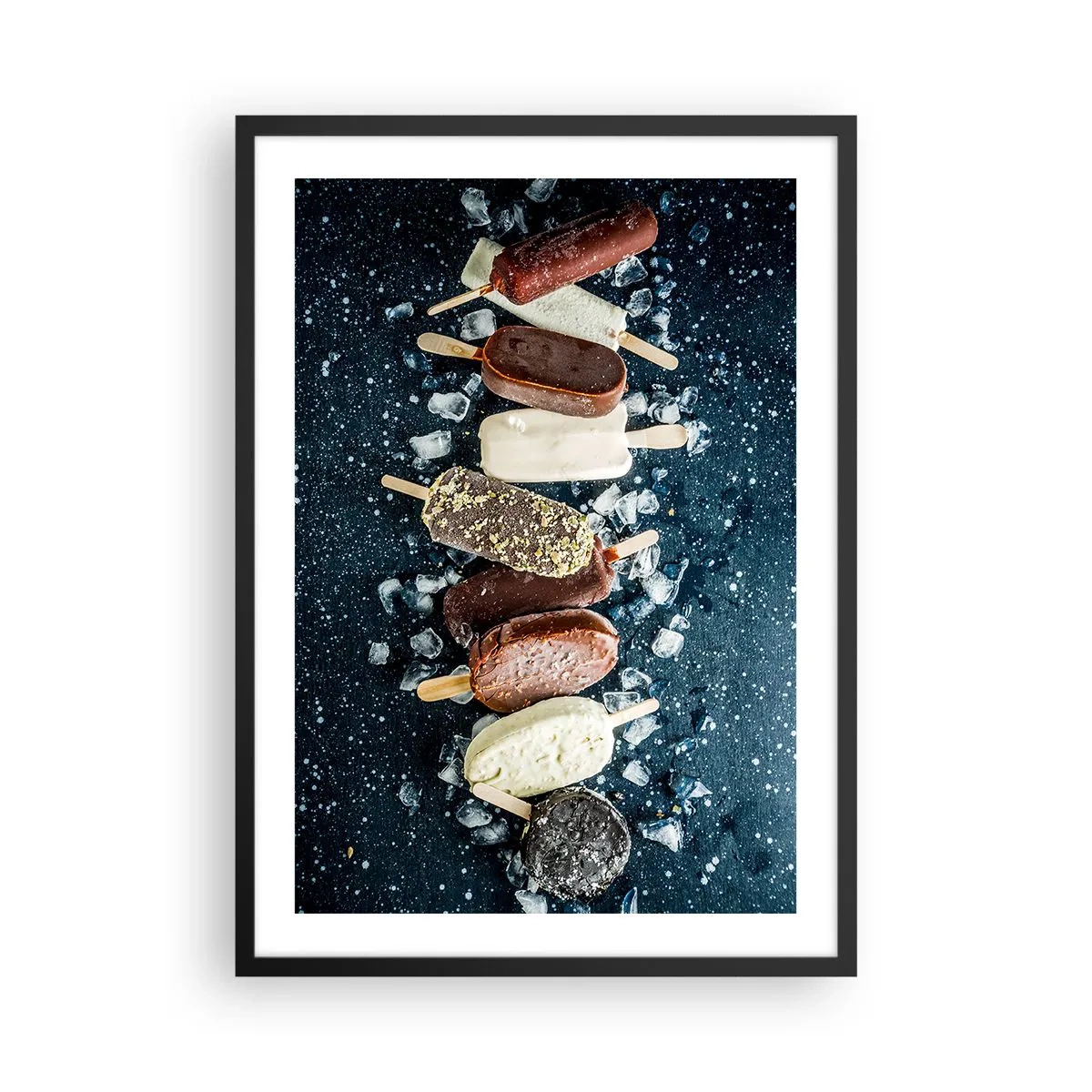 Poster în ramă neagră - Înghețată asortată înconjurată de gheață pe un cer întunecat - 50x70cm - Gustul unei veri fierbinți - Decorațiune modernă pentru perete pentru living și dormitor ARTTOR