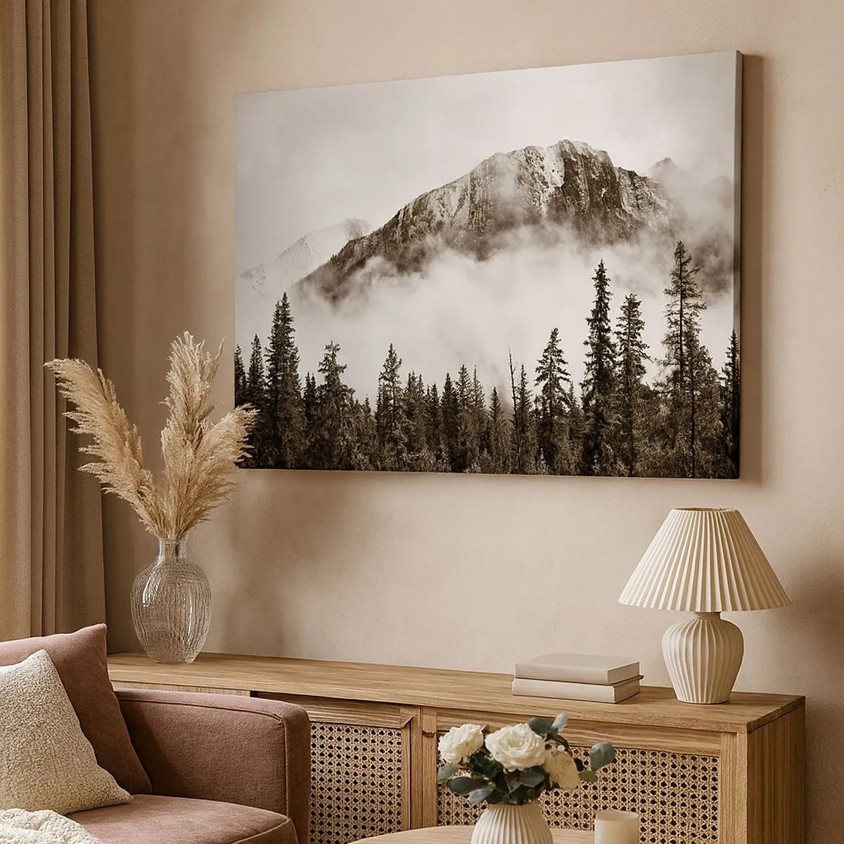 Tablou pe pânză Canvas - Un vârf de munte pitoresc înconjurat de ceață și o pădure în tonuri sepia - 70x50cm - Stăpânul de granit - Decorațiune modernă pentru perete pentru living și dormitor ARTTOR