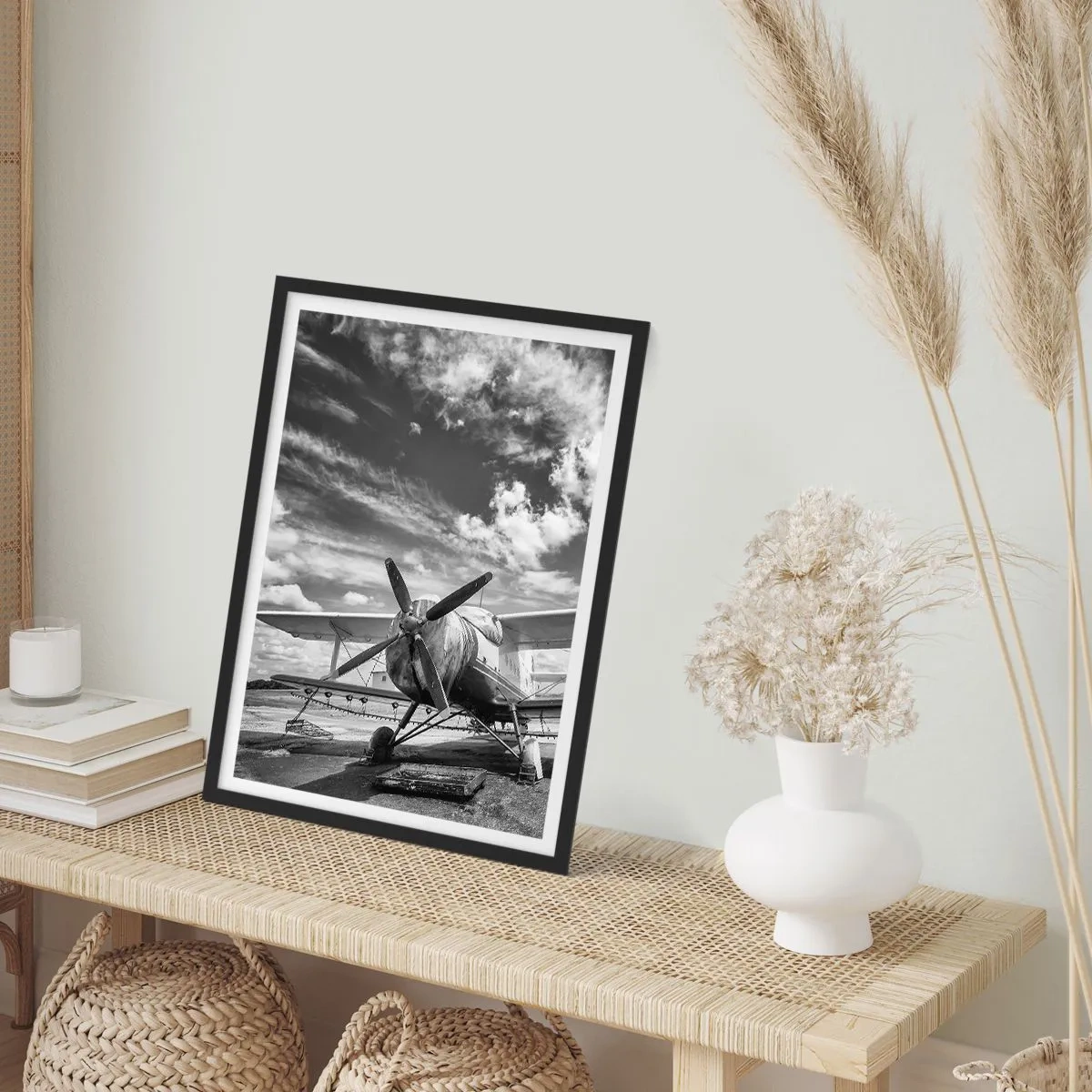 Poster în ramă neagră - Fotografie alb-negru a unui avion retro pe fundalul cerului - 50x70cm - Abia aștept! - Decorațiune modernă pentru perete pentru living și dormitor ARTTOR