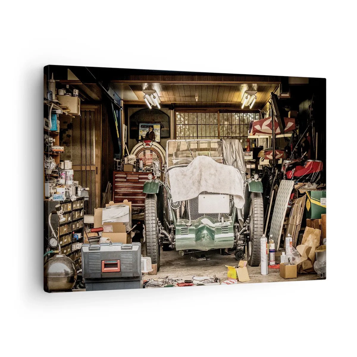 Tablou pe pânză Canvas - O mașină veche într-un garaj înconjurată de unelte și echipamente - 70x50cm - Înapoi în trecut - Decorațiune modernă pentru perete pentru living și dormitor ARTTOR