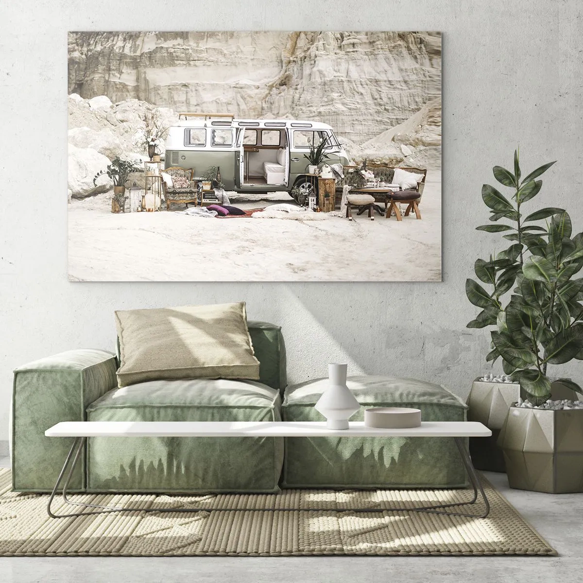 Tablou pe sticlă - Interiorul unei rulote într-un decor deșertic, cu elemente boho și naturale. - 70x50cm - Să înceapă călătoria - Decorațiune modernă pentru perete pentru living și dormitor ARTTOR