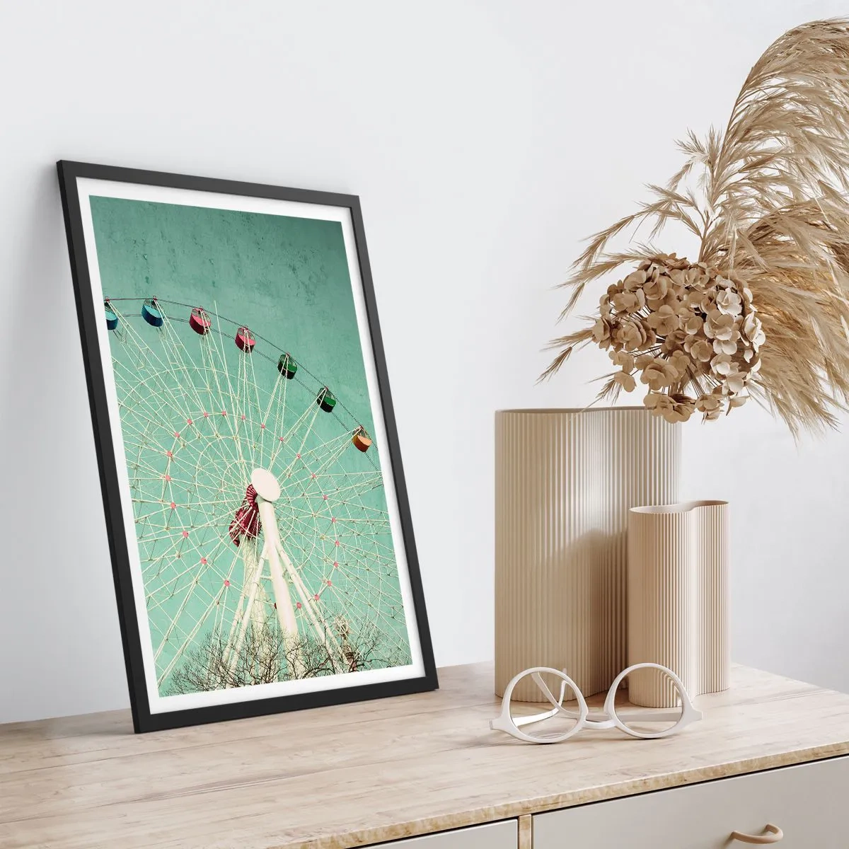 Poster în ramă neagră - O roată Ferris retro pe un cer de culoare verde-mentă - 50x70cm - Poftim la joacă - Decorațiune modernă pentru perete pentru living și dormitor ARTTOR