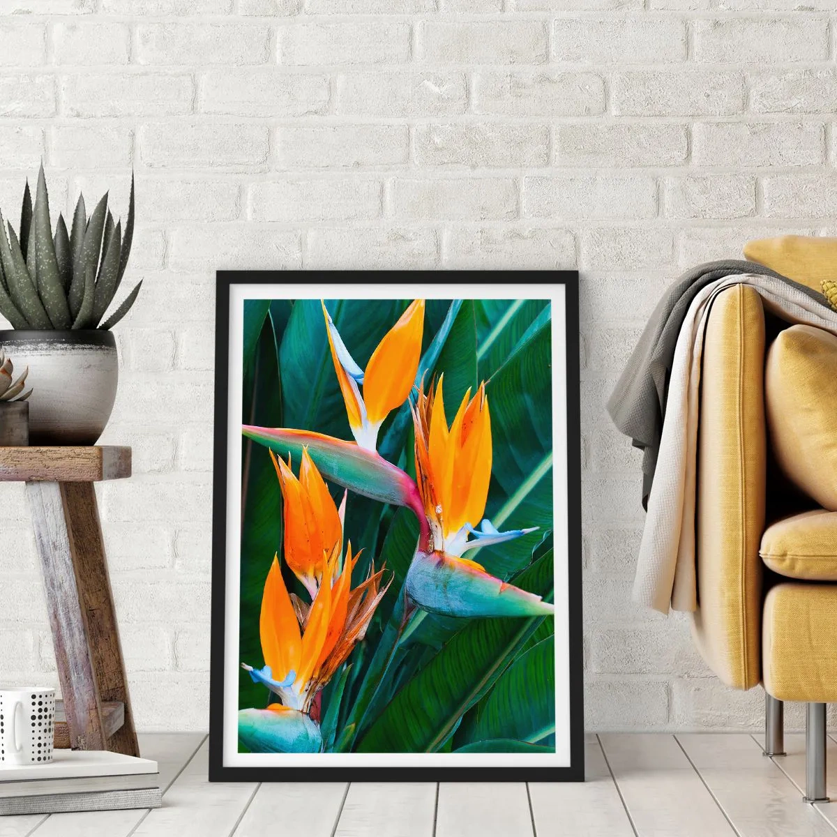 Poster în ramă neagră - Flori de Strelitzia înconjurate de frunze verzi - 50x70cm - Este o floare sau o pasăre? - Decorațiune modernă pentru perete pentru living și dormitor ARTTOR