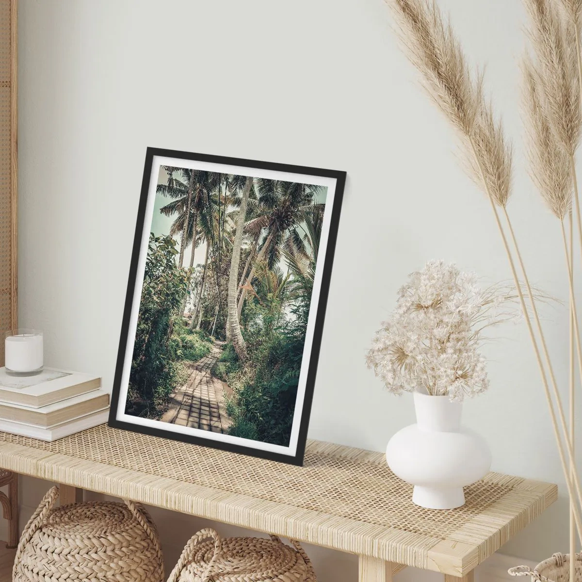 Poster în ramă neagră - O cale exotică printre palmieri într-un peisaj tropical - 50x70cm - Bulevardul cu palmieri - Decorațiune modernă pentru perete pentru living și dormitor ARTTOR