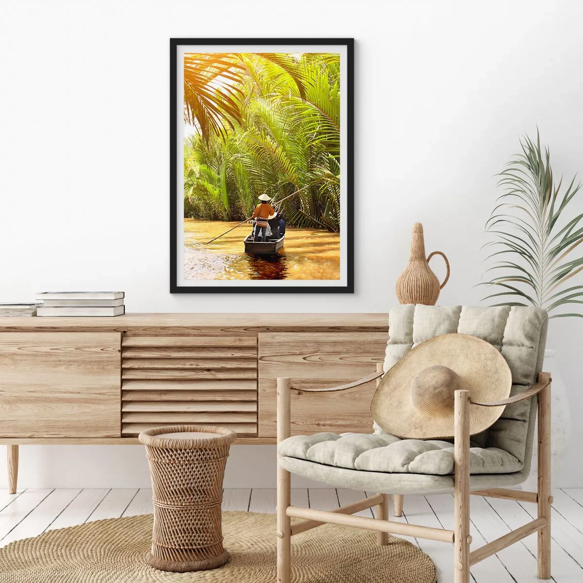 Poster în ramă neagră - O barcă tradițională într-o pădure tropicală de palmieri luminată de soare - 50x70cm - Prin cheile din palmieri - Decorațiune modernă pentru perete pentru living și dormitor ARTTOR