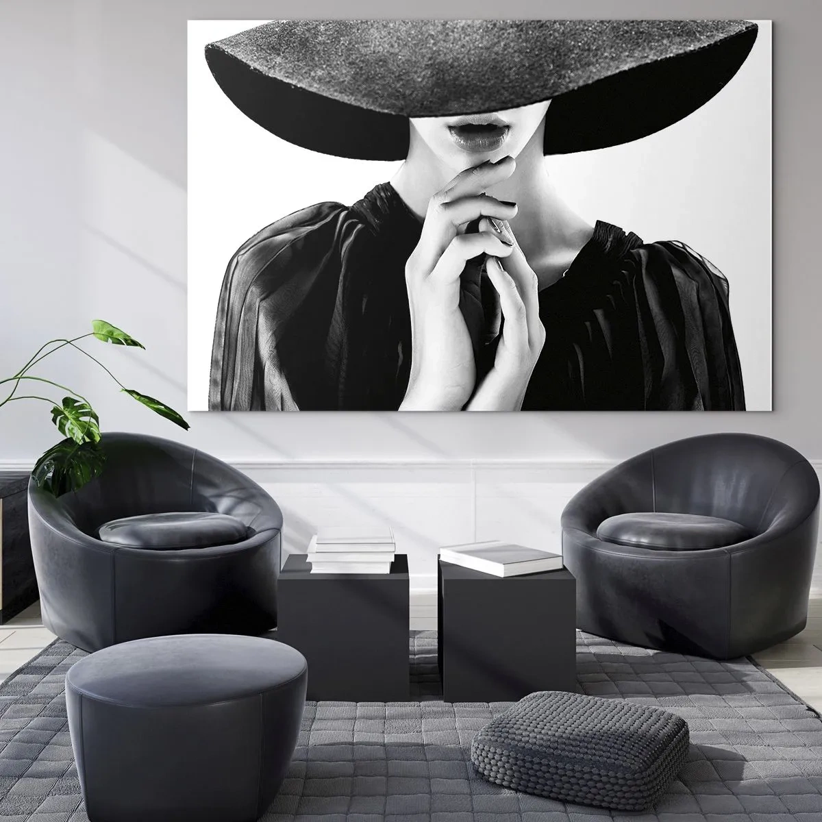 Tablou pe sticlă - Femeie elegantă în negru, cu o pălărie care îi acoperă fața - 70x50cm - Frumusețea ascunsă - Decorațiune modernă pentru perete pentru living și dormitor ARTTOR