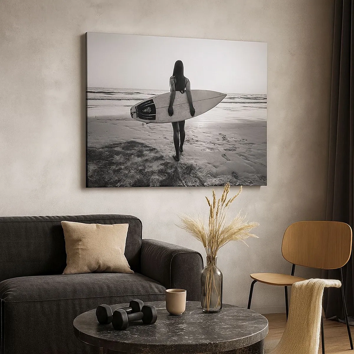 Tablou pe pânză Canvas - Femeie cu placă de surf pe plajă în alb și negru - 70x50cm - Fiica valului mării - Decorațiune modernă pentru perete pentru living și dormitor ARTTOR