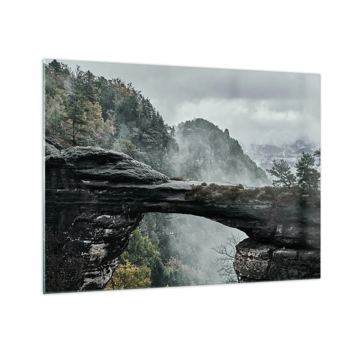 Tablou pe sticlă - Un pod de piatră printre munți încețoșați și un peisaj forestier - 70x50cm - Aventura este pe cale să înceapă - Decorațiune modernă pentru perete pentru living și dormitor ARTTOR