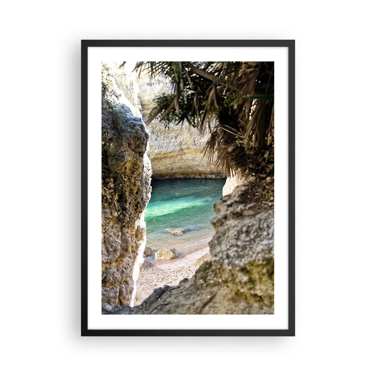 Poster în ramă neagră - Vedere a plajei ascunse printr-o crăpătură stâncoasă - 50x70cm - Golful turcoaz - Decorațiune modernă pentru perete pentru living și dormitor ARTTOR